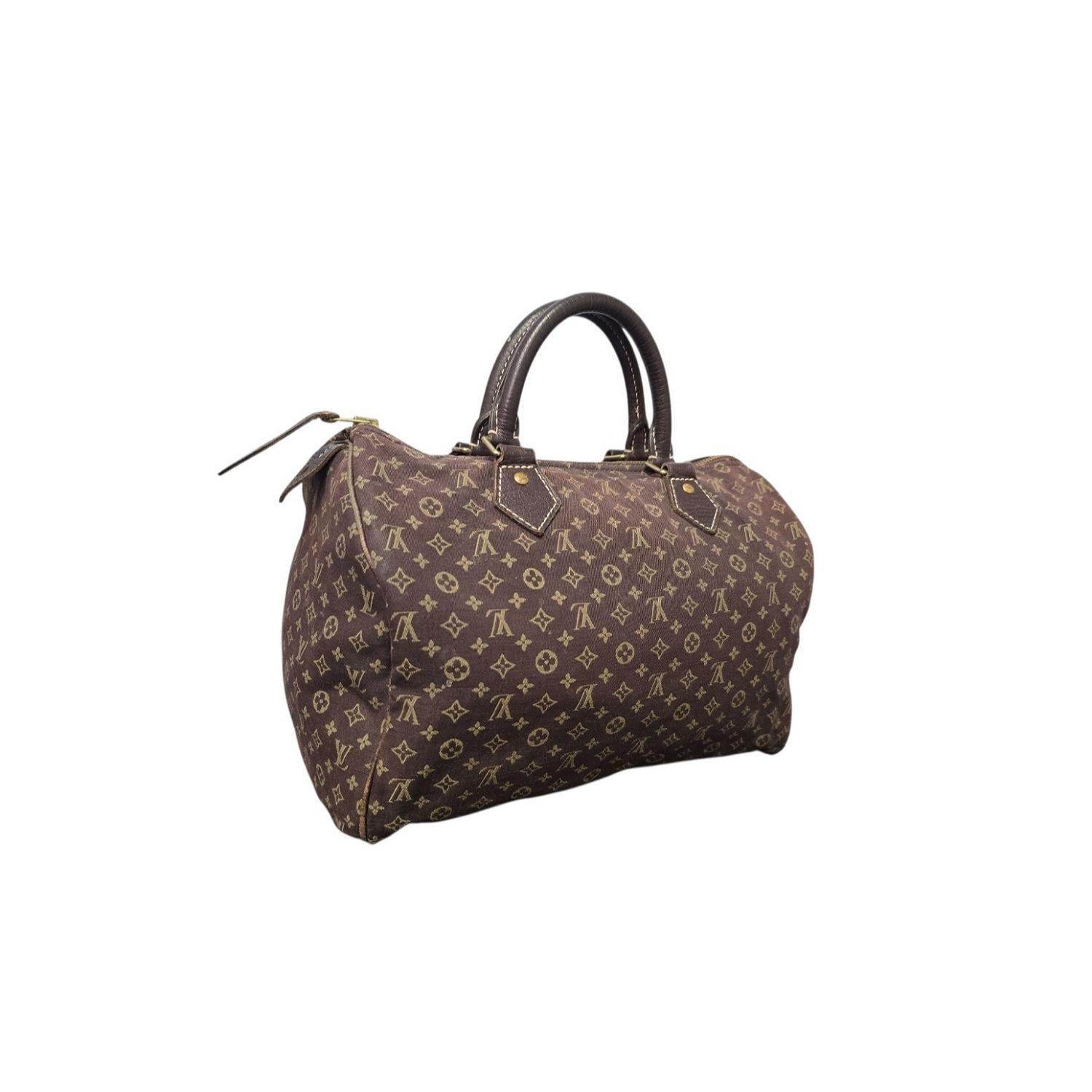 Die Louis Vuitton Vintage Monogram Mini Lin Speedy 30 ist aus dem ikonischen Ebene Monogram Canvas gefertigt, das durch dunkelbraune Lederbesätze und zwei abgerundete Griffe ergänzt wird. Mit den Maßen 11,8