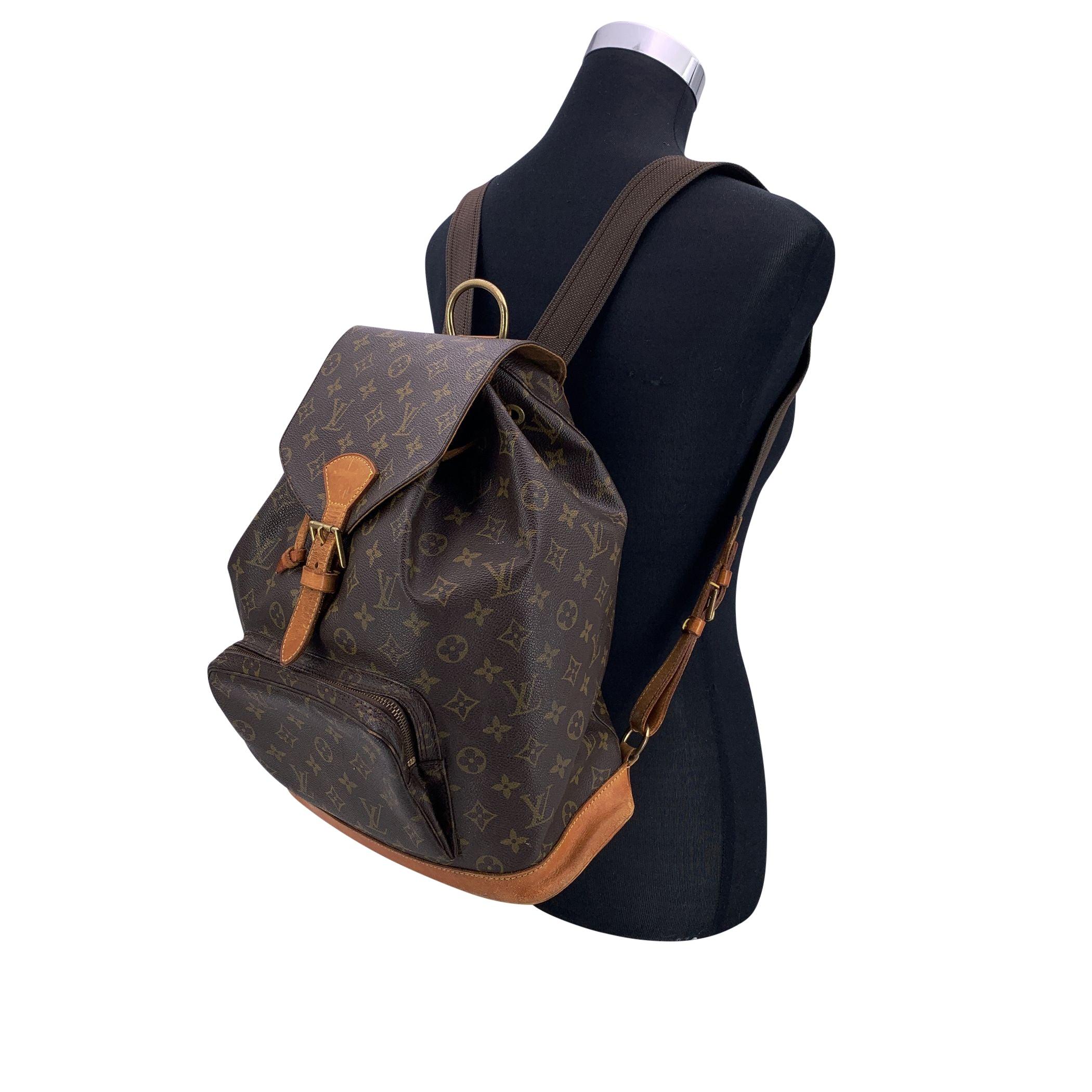 Questo bellissimo articolo sarà accompagnato da un certificato di autenticità fornito da Entrupy. Il certificato verrà fornito senza alcun costo aggiuntivo La disinvoltura incontra la raffinatezza senza tempo nello zaino Louis Vuitton Montsouris GM,