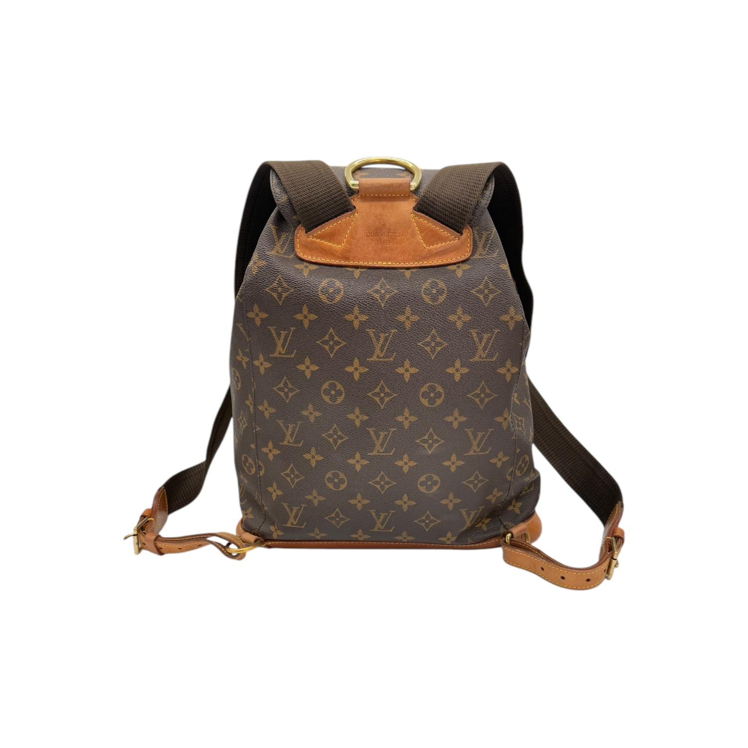 Dieser Louis Vuitton-Rucksack im Vintage-Stil ist ein Muss für jeden Modeliebhaber! Sie ist aus dem kultigen, mit Monogrammen beschichteten Canvas der Marke gefertigt und verfügt über ein geräumiges Inneres mit mehreren Fächern zur Organisation. Die
