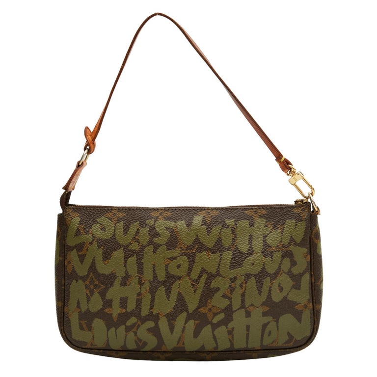 This bag is made of coated canvas with monogram and signature Graffiti print. The bag feature a flat natural leather removable top handle, top zip closure and brown woven fabric interior lining.

COLOR: Brown and green
MATERIAL: Coated canvas
DATE