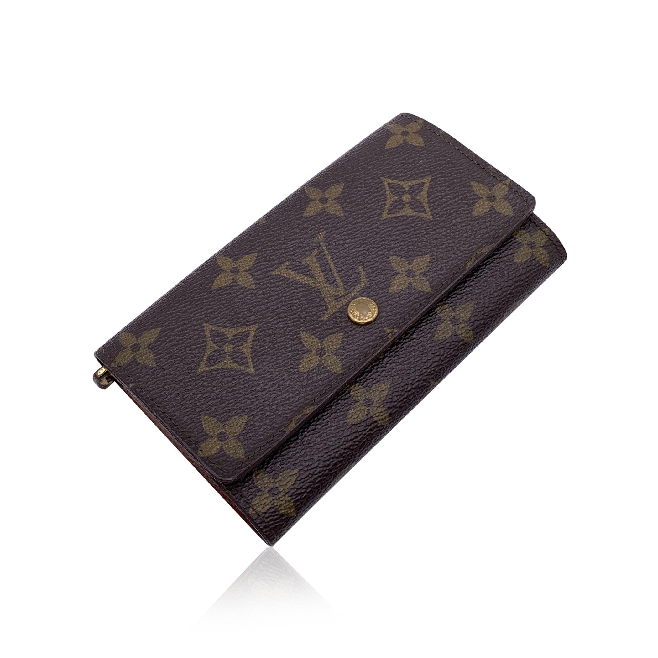 Louis Vuitton Porte Monnaie wallet, mod. M61735. Monogram canvas. Cross grain leather lining. Flap and press stud closure. 2 open pockets, 1 middle zipped coin compartment and 1 open pocket under the flap. 'Louis Vuitton Paris - Made in France'