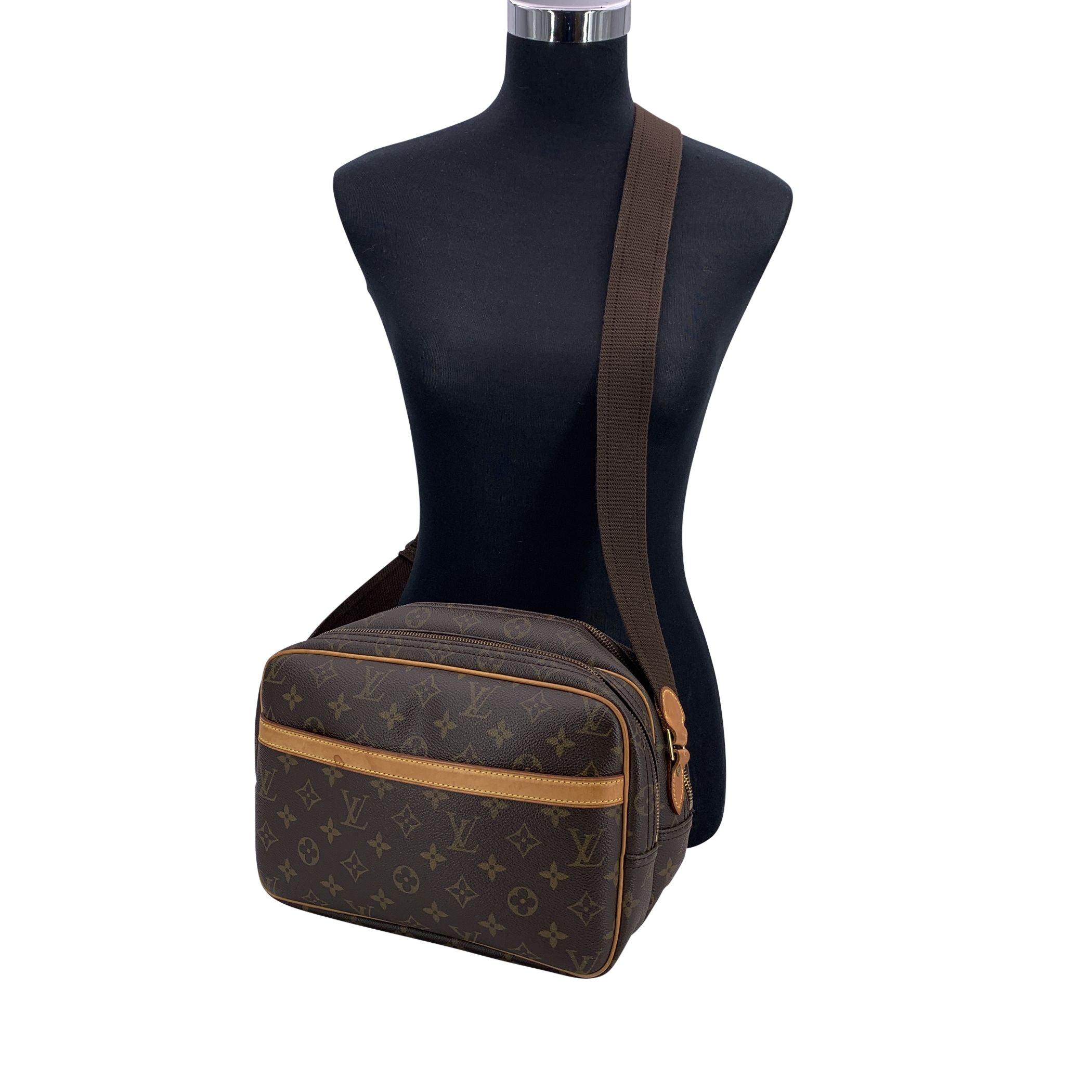 Le 'Reporter PM' de Louis Vuitton est un sac à la fois compact et fonctionnel, confectionné de manière experte dans la toile monogramme emblématique de la marque, avec une bordure en cuir vacchetta naturel. Il est doté d'une grande poche ouverte sur