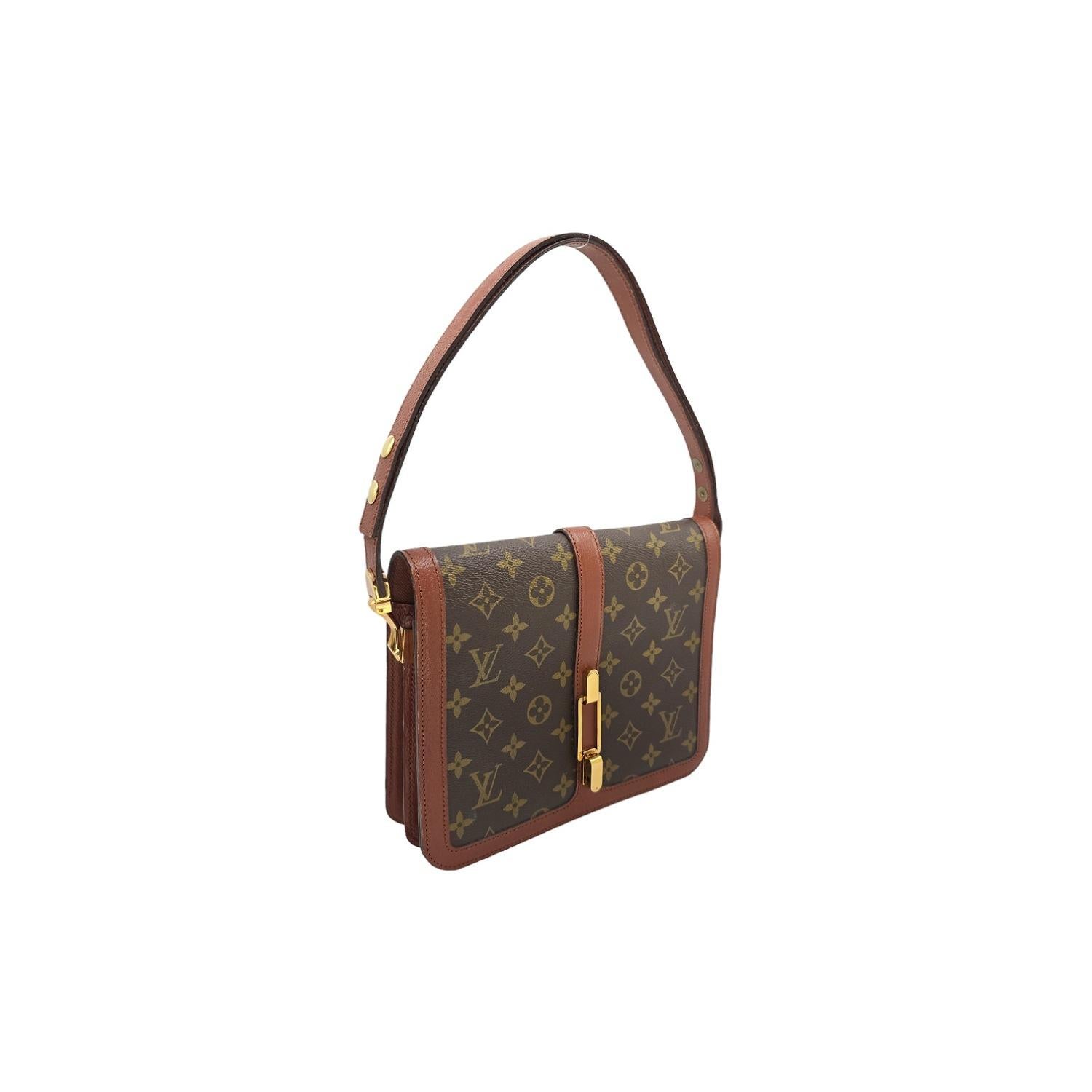 This vintage shoulder bag by Louis Vuitton features their classic monogram canvas and Vachetta cowhide leather trim for a luxurious look. The spacious interior includes two slip pockets and two zip pockets for organization. With a 7