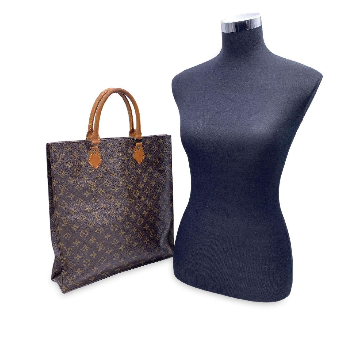 Vintage LOUIS VUITTON 'Sac Plat' tote bag in timeless monogram canvas. Rectangular box shape and open top. Double rounded leather top handles. Canvas lining. 'LOUIS VUITTON - Made in France' tag inside. Data code inside the interior pocket.