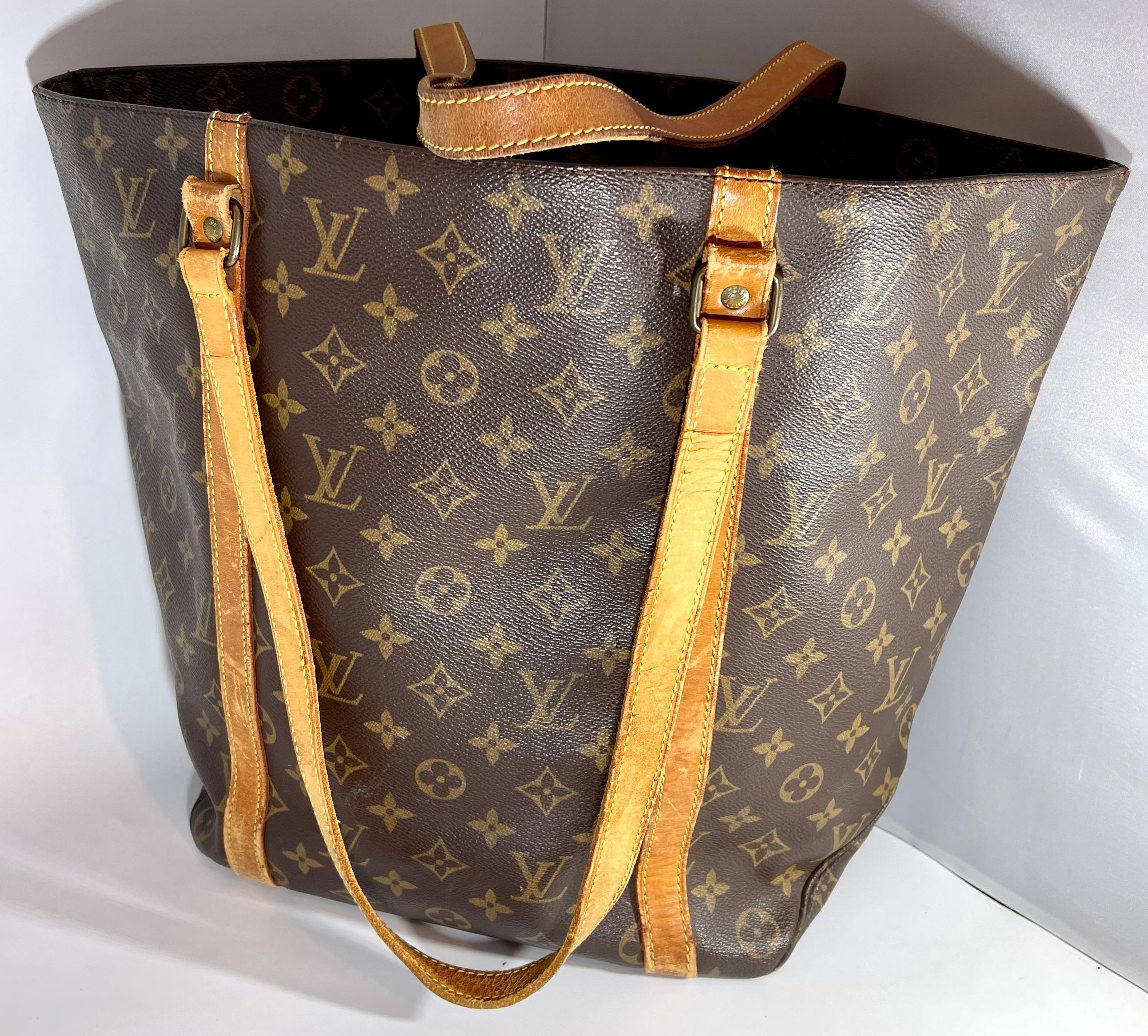 Louis Vuitton Shoulder Bag Sac Shopping in Brown Monogram Canvas and Golden Brass hardware.
This is a large vintage shopping tote and is simple and designed for ease. It is crafted of classic Louis Vuitton monogram on coated canvas with