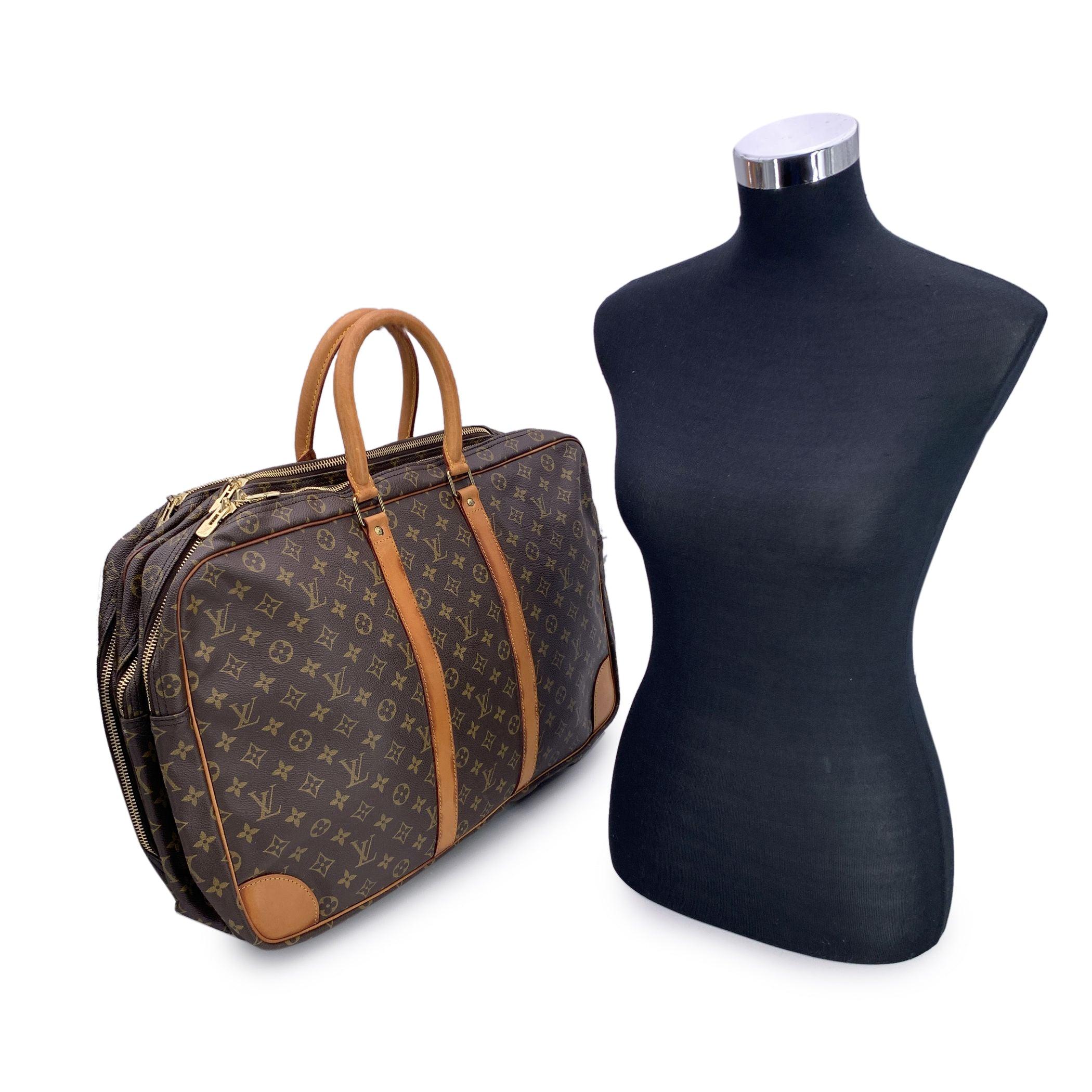 Voyagez avec style avec la valise de voyage à triple compartiment Louis Vuitton Signature Monogram Sirius 55, un chef-d'œuvre vintage qui allie un savoir-faire luxueux à une praticité inégalée. Réalisée dans la toile Monogram emblématique de Louis