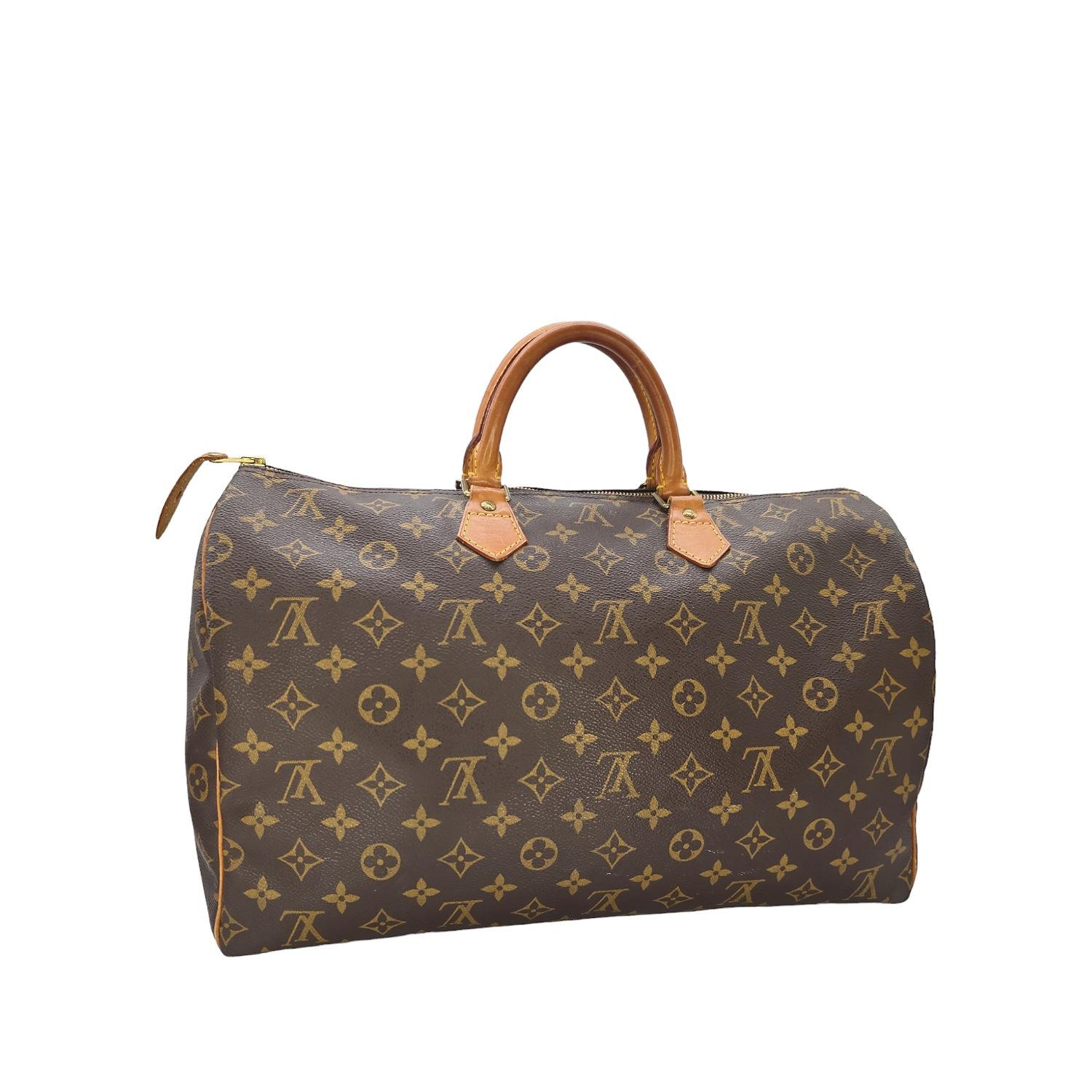 Diese Louis Vuitton Vintage Monogram Speedy 40 Tasche ist ein seltenes und zeitloses Stück, das aus hochwertigen MATERIALEN gefertigt wurde. Die 1999 in Frankreich gefertigte Tasche ist mit dem kultigen LV-Monogramm aus beschichtetem Canvas und