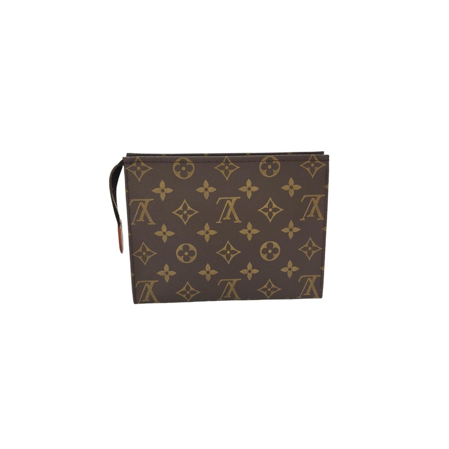 El neceser monograma 19 de Louis Vuitton es el accesorio perfecto para cualquier viajero o entusiasta del maquillaje. Fabricada con lona revestida de monograma y adornos de Vachetta, tiene una cremallera superior de latón pulido y un interior de