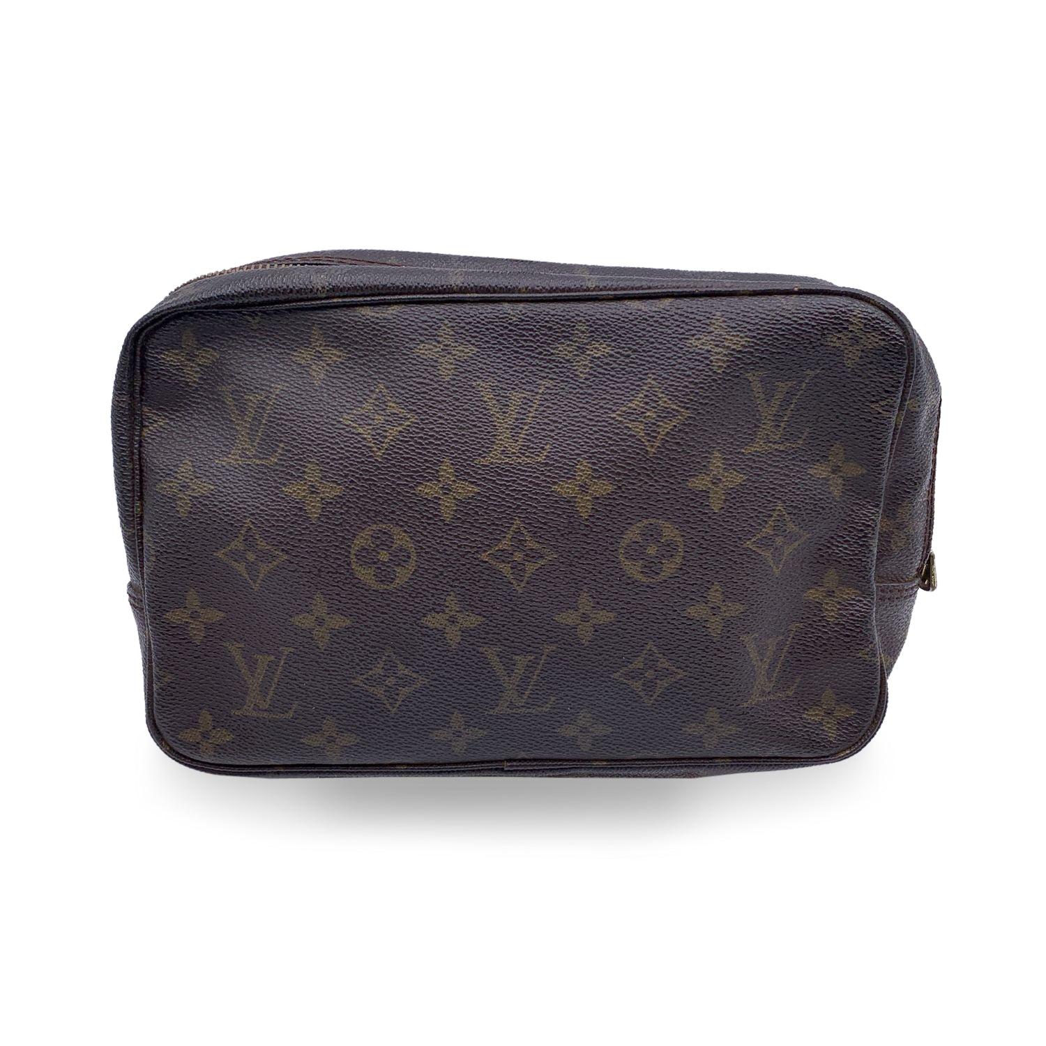 Louis Vuitton Vintage Monogram Toiletry Trousse 23 Cosmetic Bag In Good Condition For Sale In Rome, Rome
