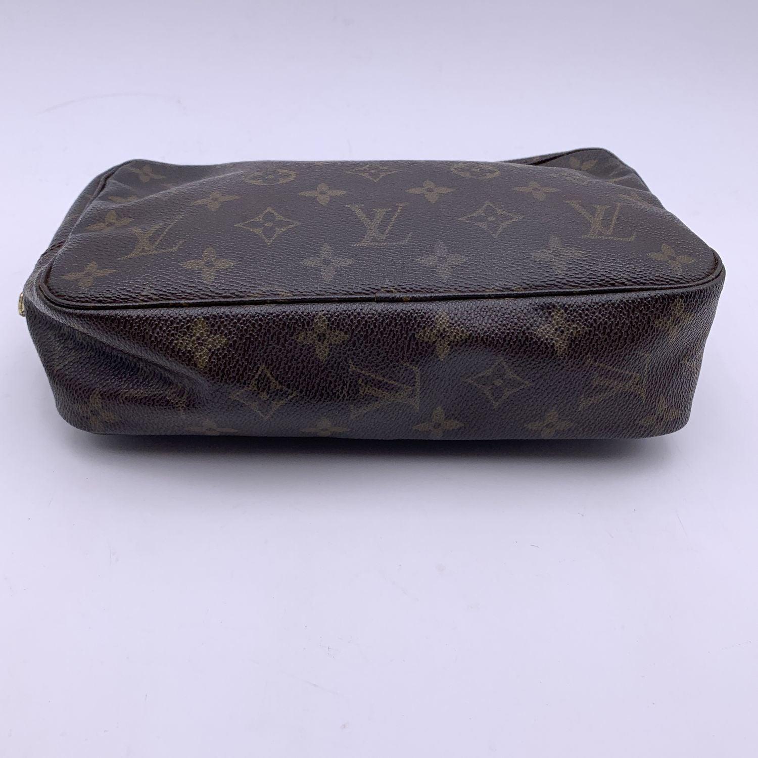 Women's or Men's Louis Vuitton Vintage Monogram Toiletry Trousse 23 Cosmetic Bag