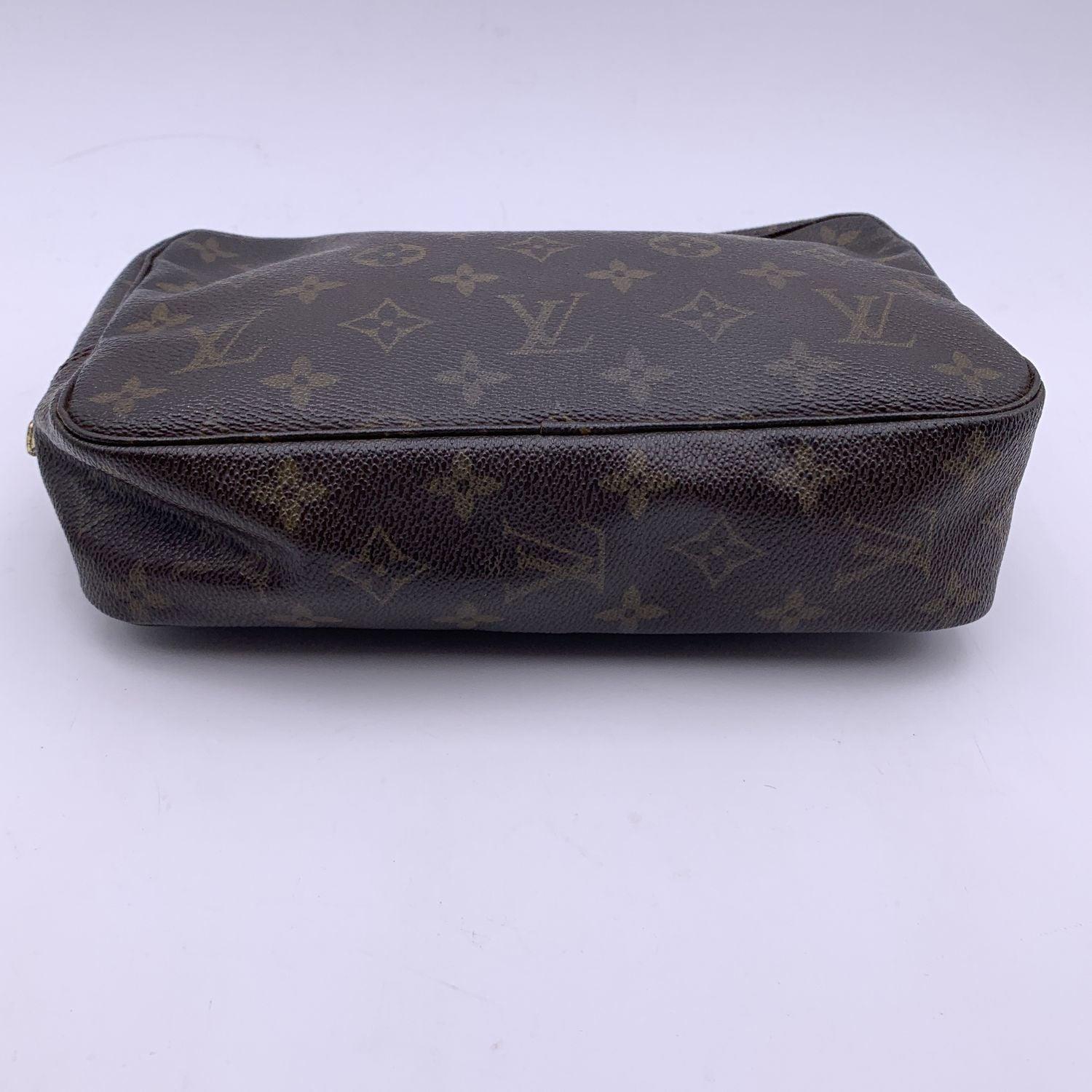 Louis Vuitton Vintage Monogrammierte Toilettenhose 23 Kosmetiktasche mit Monogramm im Angebot 1