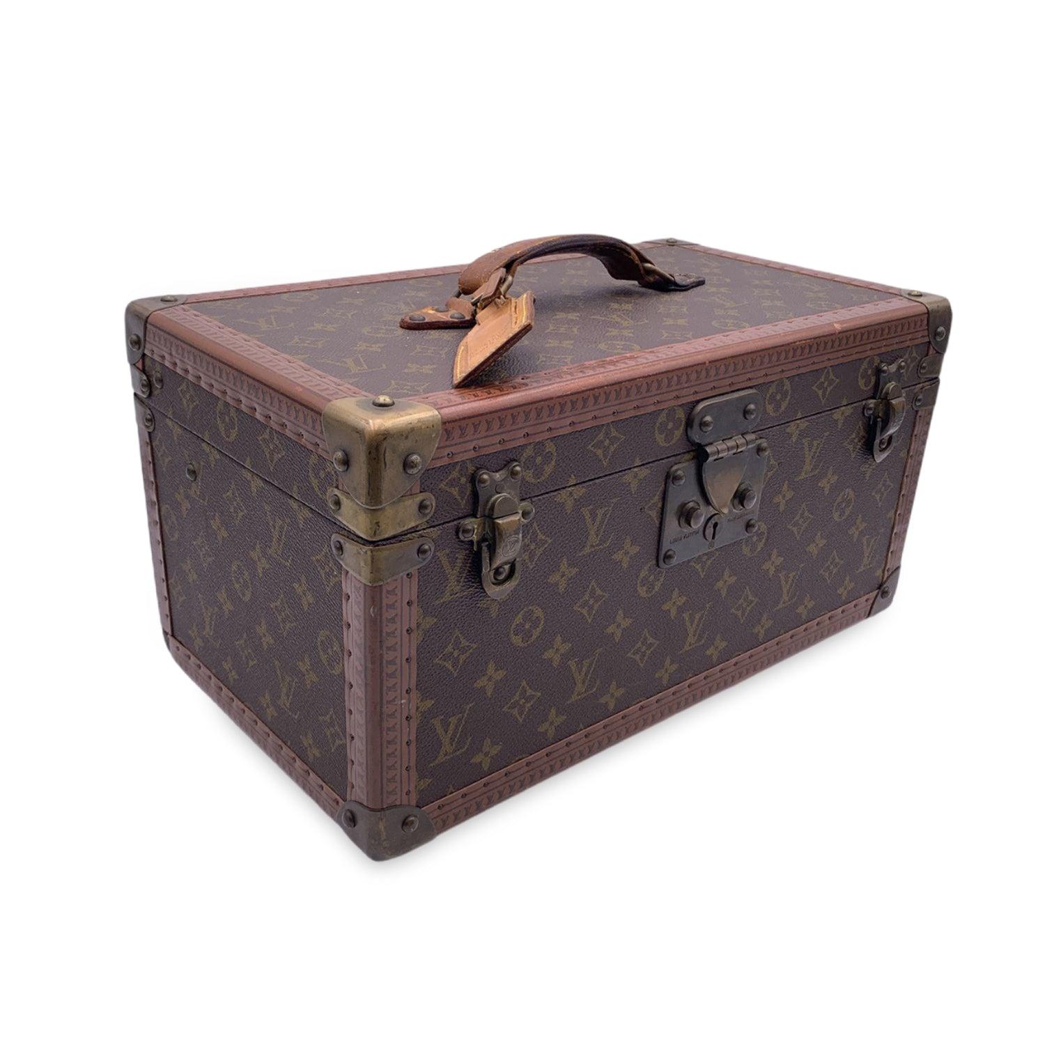 Prächtige Louis Vuitton Monogram 'Boite Bouteille et Glace' (auch 'Bottle and Ice box' genannt) Kosmetikreisetasche, mod. M21822, aus den 70er Jahren. Hergestellt aus zeitlosem Monogram Canvas mit Ledergriff, goldenen Messingteilen und Lederbesatz