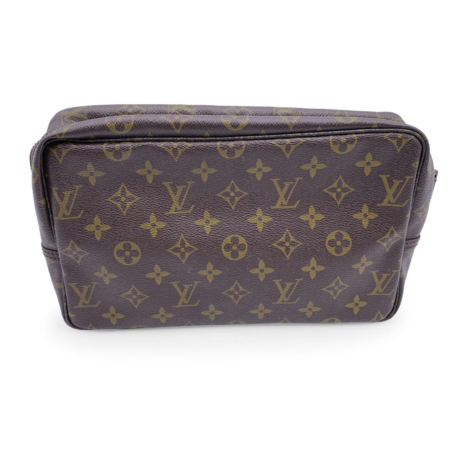 Louis Vuitton Vintage Monogram Trousse 28 Cosmetic Bag M47522 In Good Condition For Sale In Rome, Rome