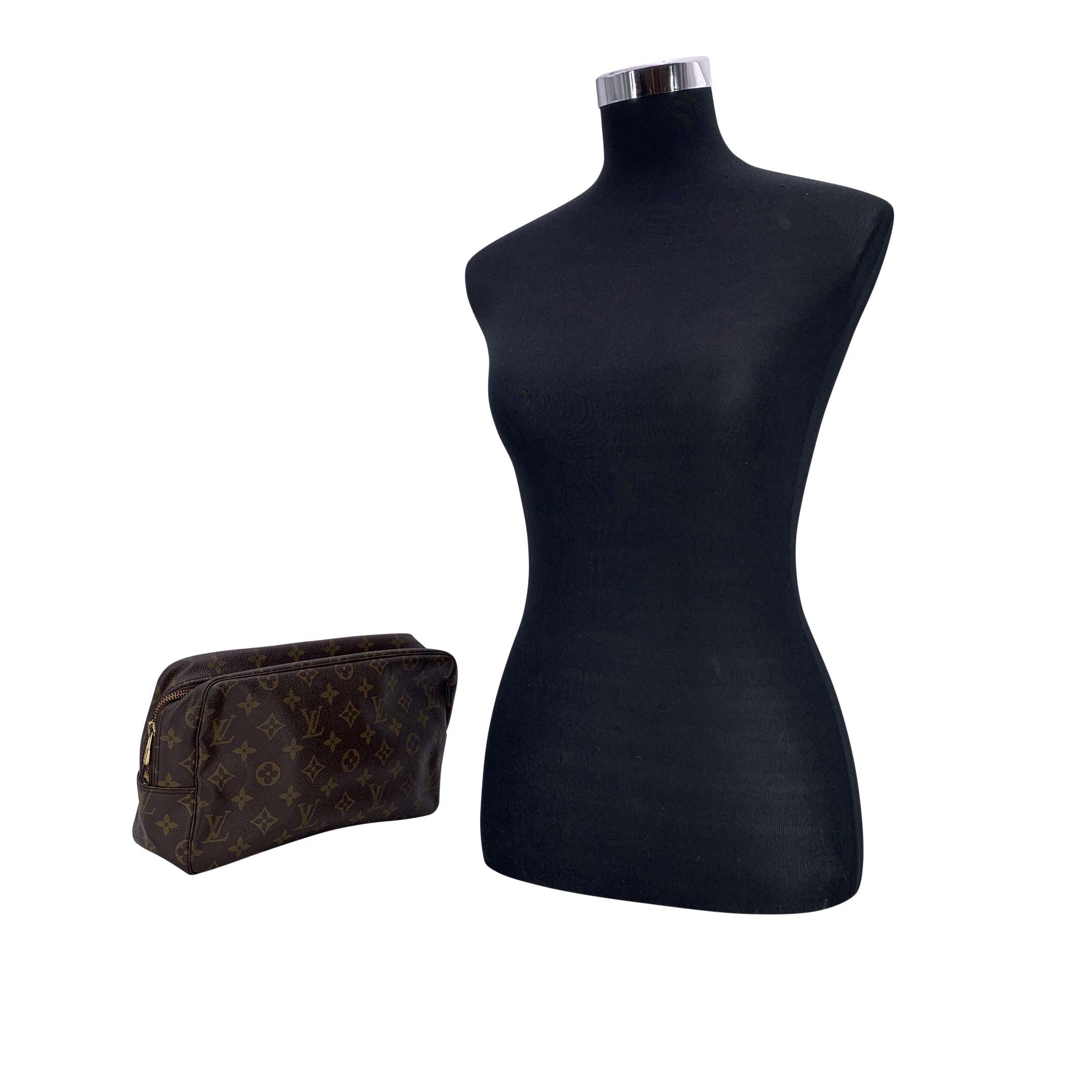 Retrouvez la sophistication intemporelle avec cette trousse de toilette Monogram Trousse 28 de Louis Vuitton - un classique de l'âge d'or du voyage de luxe. Réalisée dans la toile enduite monogramme marron emblématique de Louis Vuitton, cette