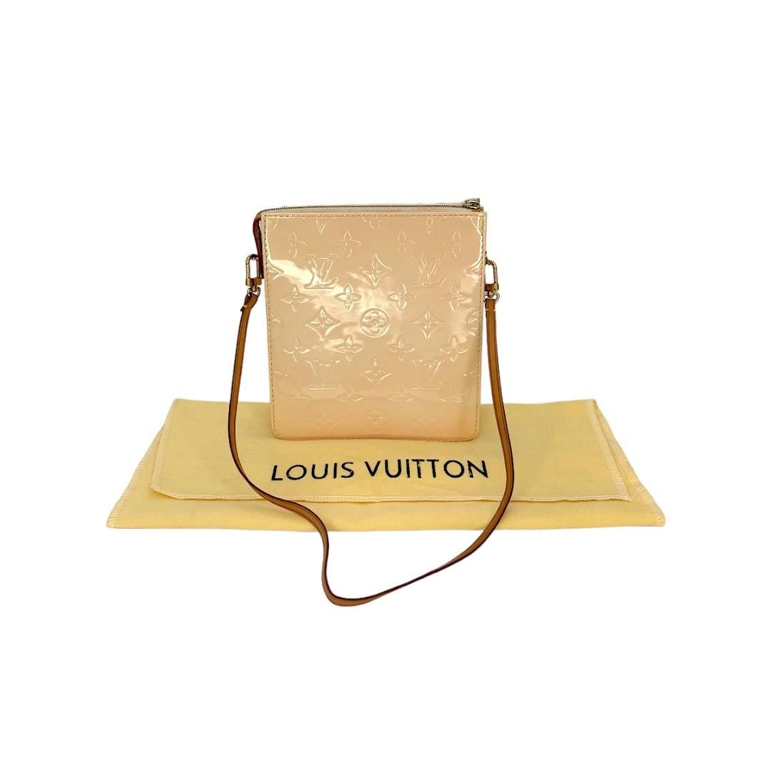 This Louis Vuitton Mott Bag was made in France in 2004, and it is finely crafted of the Louis Vuitton Monogram Vernis Leather exterior with gold-tone hardware features. It has a removeable flat leather shoulder strap. It has a frontal fold over snap