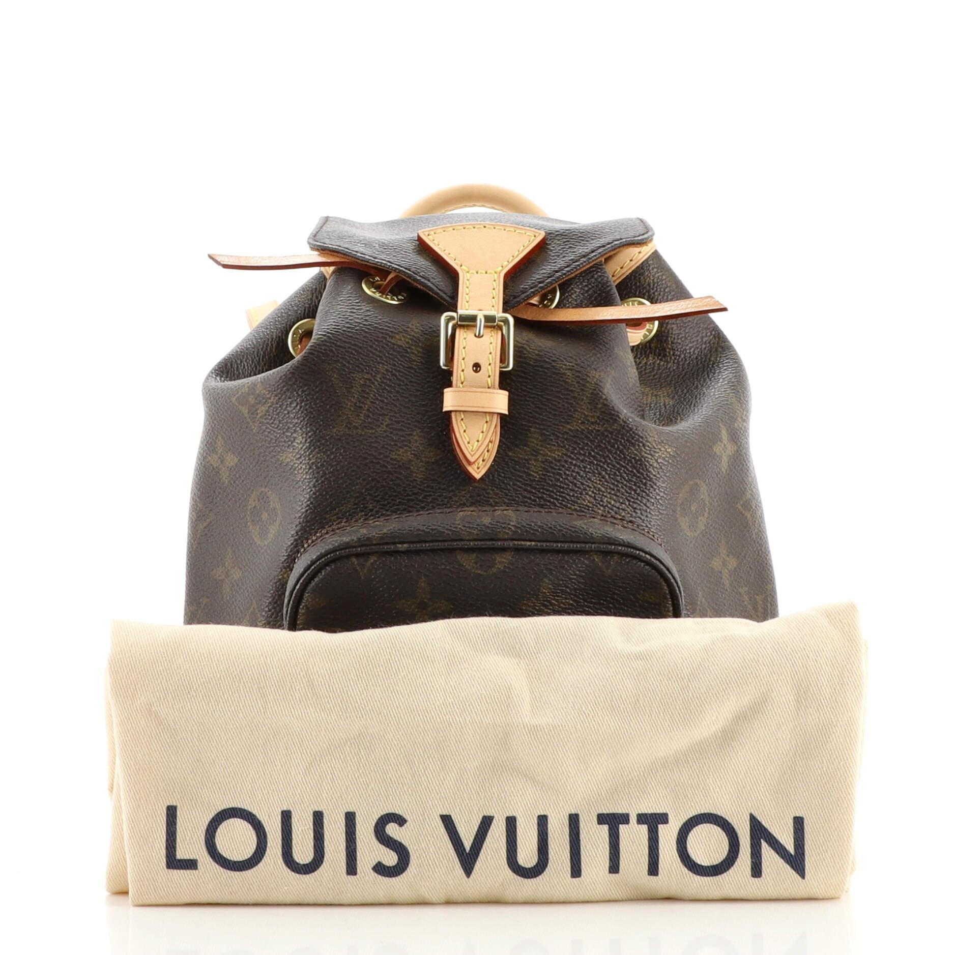 Condition: Very good. Odor in interior. Minor wear and creasing on exterior, wear and small marks in interior, scratches on hardware.
Accessories: No Accessories
Measurements: Handle Drop 3