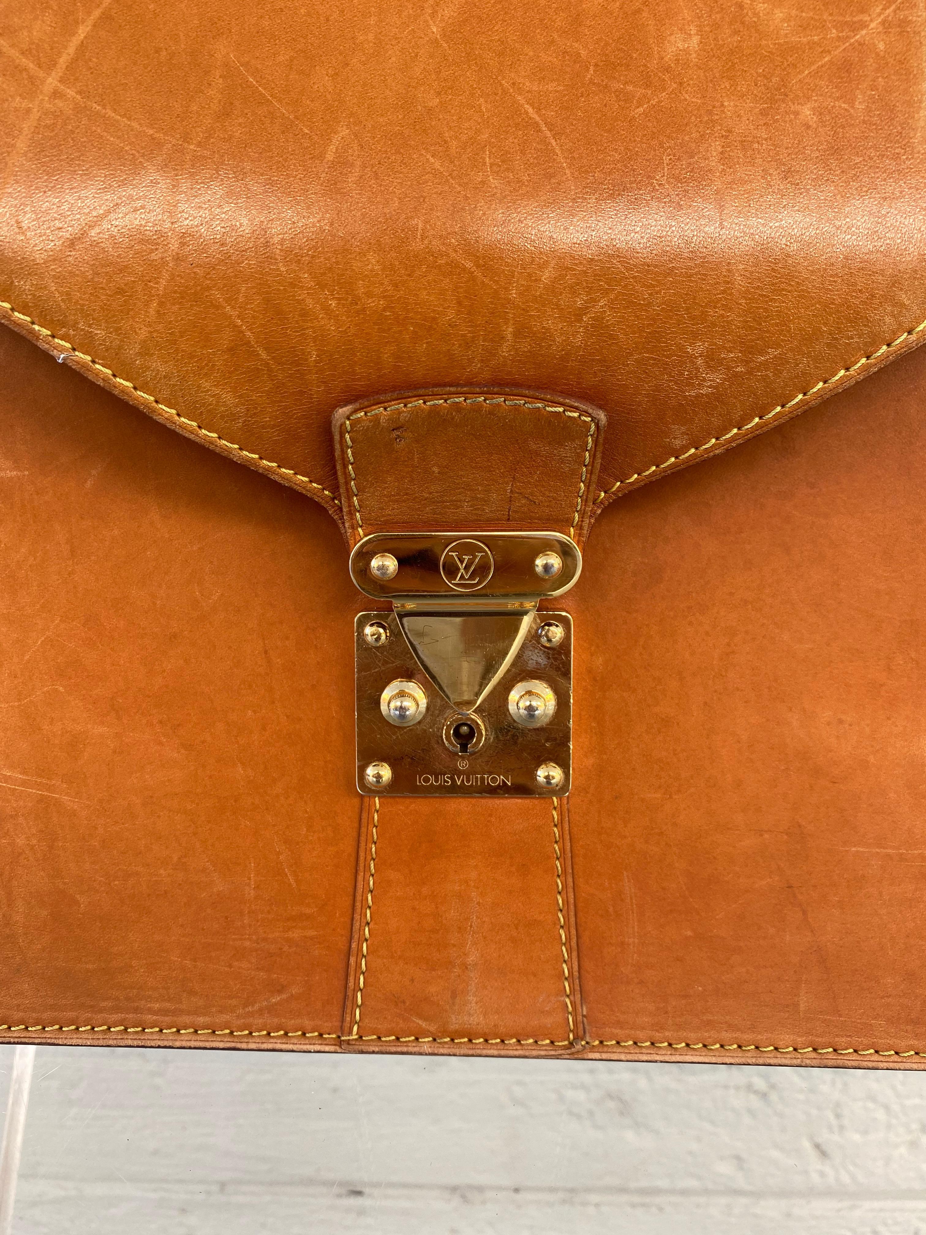 Nomade Leder-Aktentasche von Louis Vuitton mit drei Fächern 13