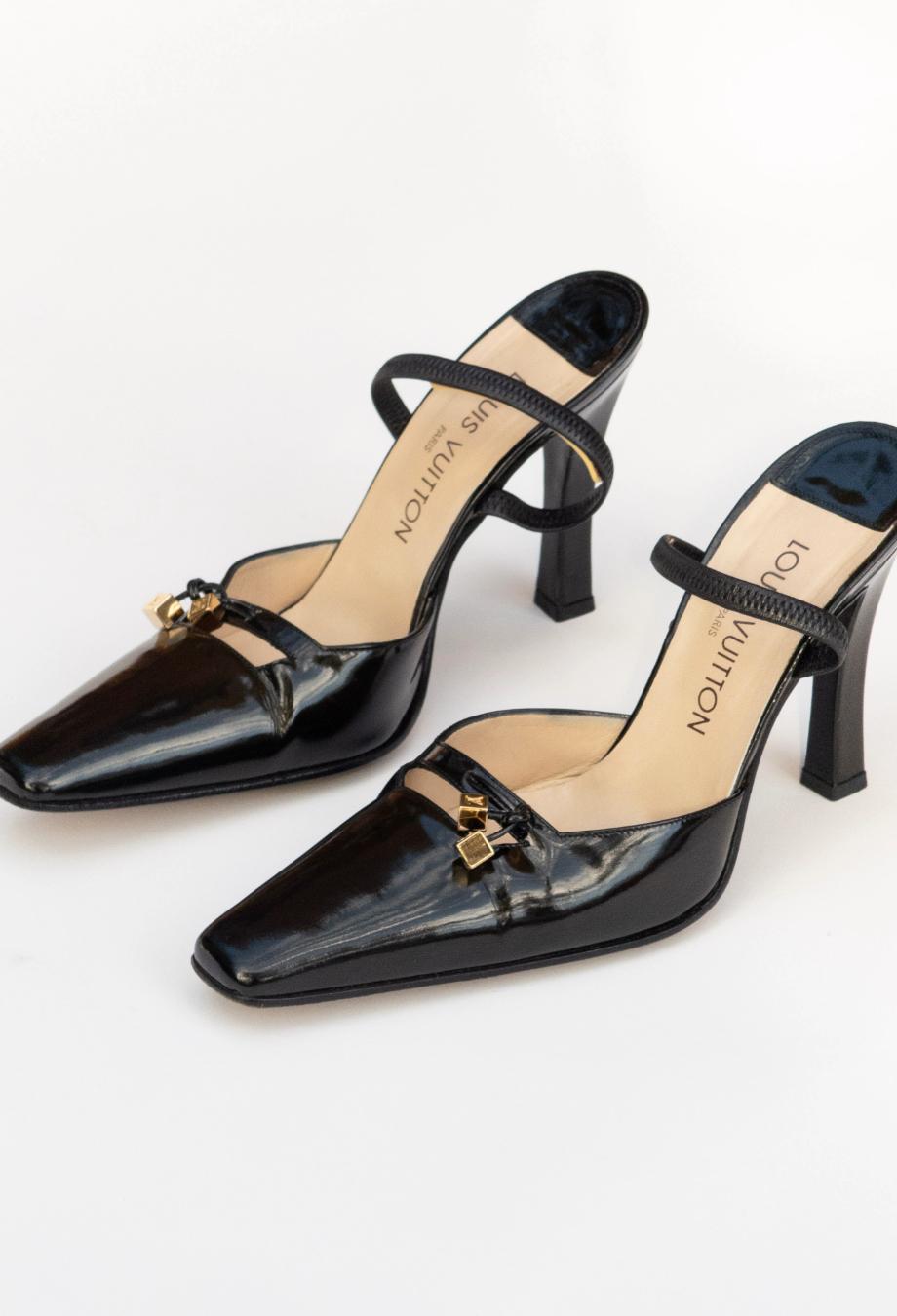Estos tacones vintage de Louis Vuitton, un estudio del lujo tranquilo, capturan la elegancia atemporal de la casa con una silueta refinada y moderna. Elaborado por expertos en brillante charol negro, el par presenta una puntera suavemente cuadrada y