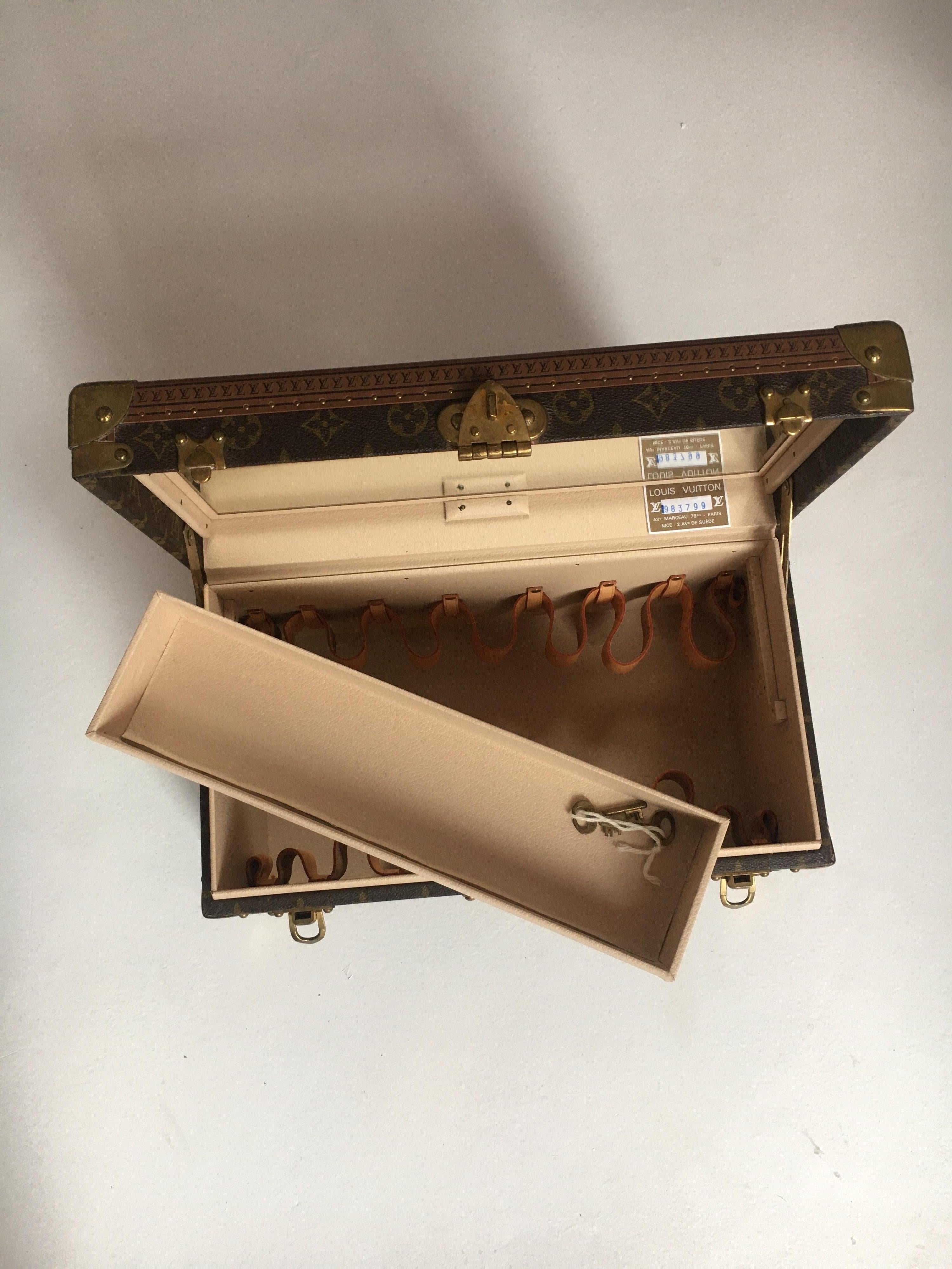 Louis Vuitton Vintage Petite Eifel Tower Stack Alzer Trunk Set di Tre 4