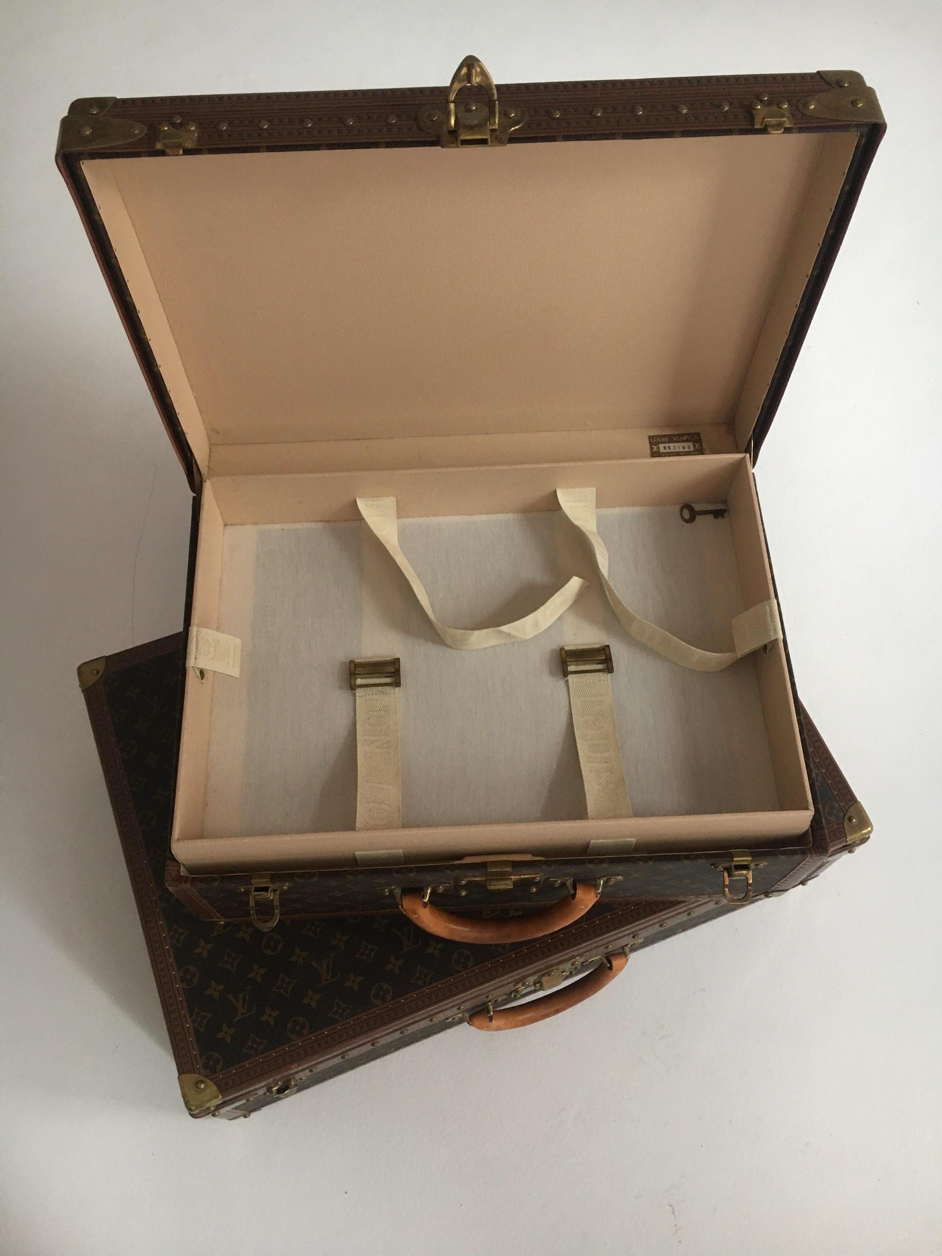 Louis Vuitton Vintage Petite Eifel Tower Stack Alzer Trunk Set di Tre 9