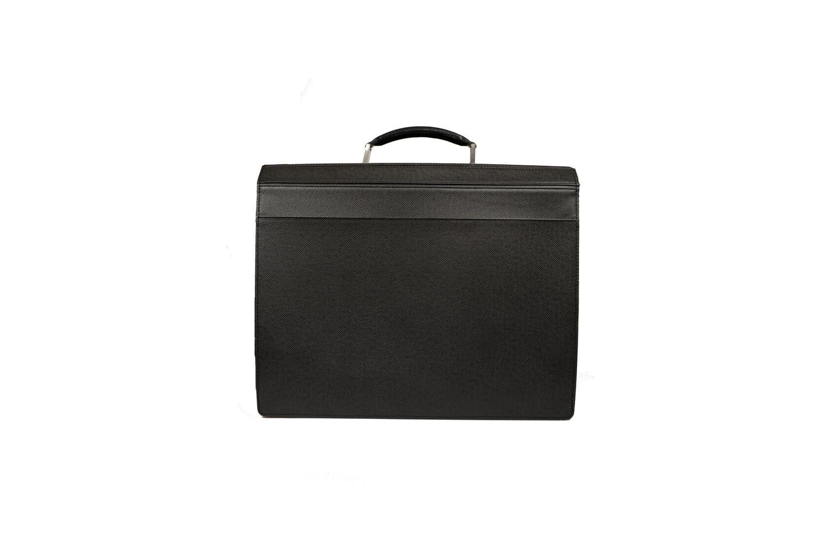 CONDITION: A: Excellent condition with few signs of use; carefully kept.
SET: Key
SIZE: 41/32/19 cm
Black color
MATERIAL: Taiga Leather
INSIDE COLOR: Black
INSIDE MATERIAL: Leather
HARDWARE: Silver metal
SERIAL NUMBER: RI0064