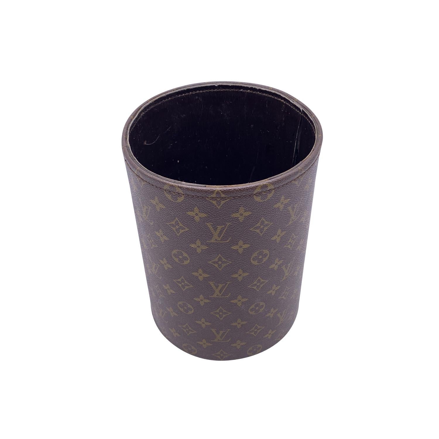 Rare vintage Louis Vuitton office waste paper basket/bin in Monogram canvas. Brown leather bottom and brown leather lining. 'Louis Vuitton Paris - Made in France' engraved internally. '822' serial number engraved on the bottom.

Details

MATERIAL: