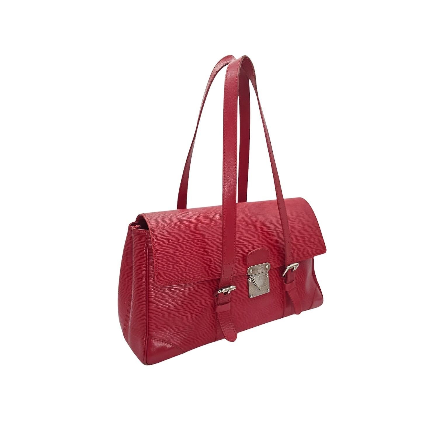 Découvrez le luxe intemporel avec ce Louis Vuitton Vintage 2003 Epi Segur MM ! Fabrice, en cuir Epi résistant et avec un intérieur spacieux en tissu, ce sac à main est doté d'anses réglables, de poches pratiques et d'une fermeture à pression