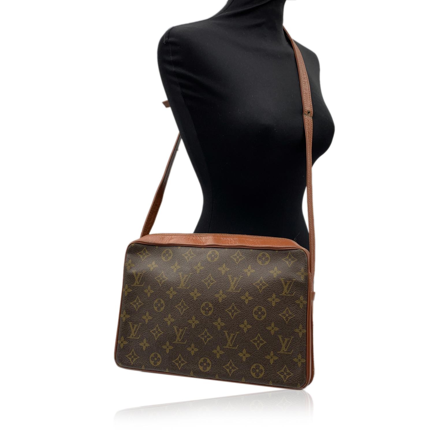 Louis Vuitton Vintage Sac Bandouliere 30 Shoulder Bag Messenger. Monogram Canvas and genuine leather . Adjustable leather shoulder strap. Upper zipper closure. Interior fully lined in leather. 3 side open pockets. Old vintage without date code (made