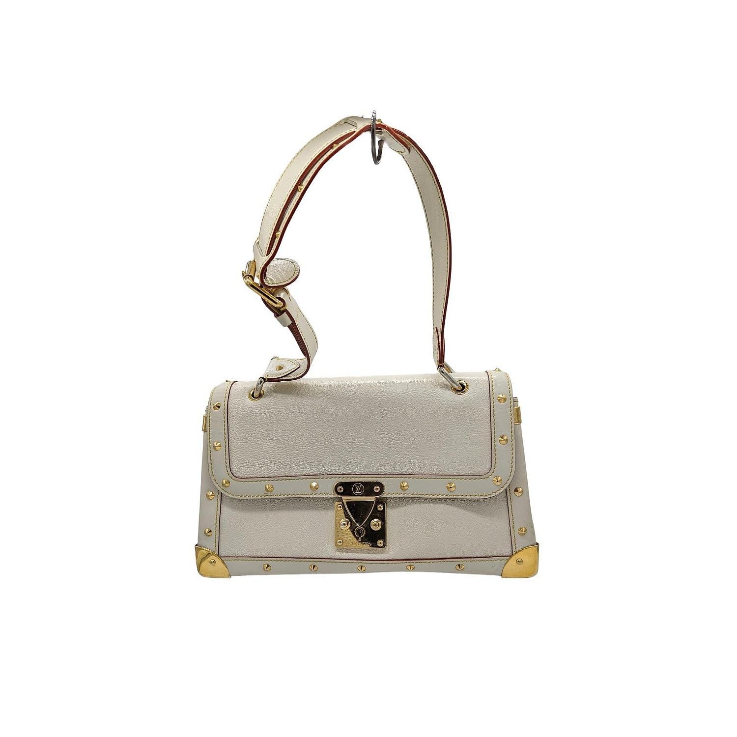 Élevez votre style avec le sac à bandoulière Vintage Suhali Le Talentueux de Louis Vuitton. Confectionné en cuir de chèvre de haute qualité, ce sac de créateur est à la fois élégant et durable. Il est doté d'une sangle réglable et d'une fermeture en