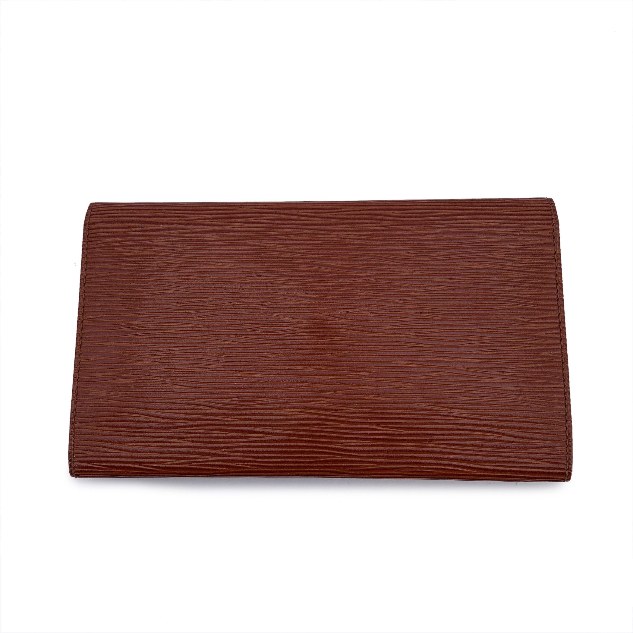 This beautiful wallet will come with a certificate of authenticity provided by third party authenticators. The certificate will be provided at no further cost Louis Vuitton 'International' wallet, in Tan color. Epi leather. Interior fully lined in