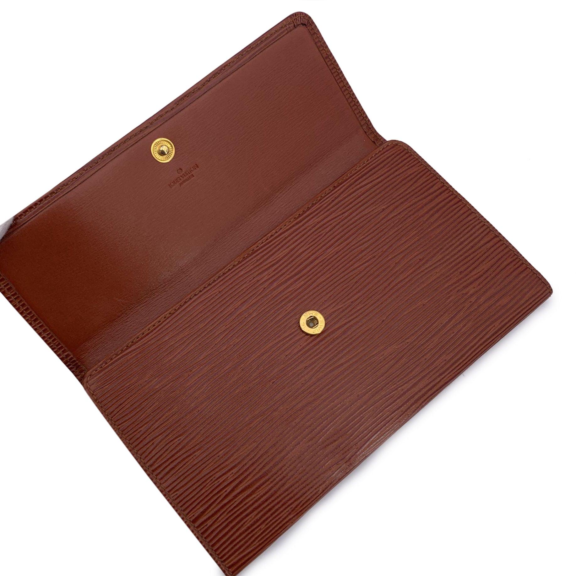 Louis Vuitton Vintage Tan Epi Long International Wallet Coin Purse In Good Condition For Sale In Rome, Rome