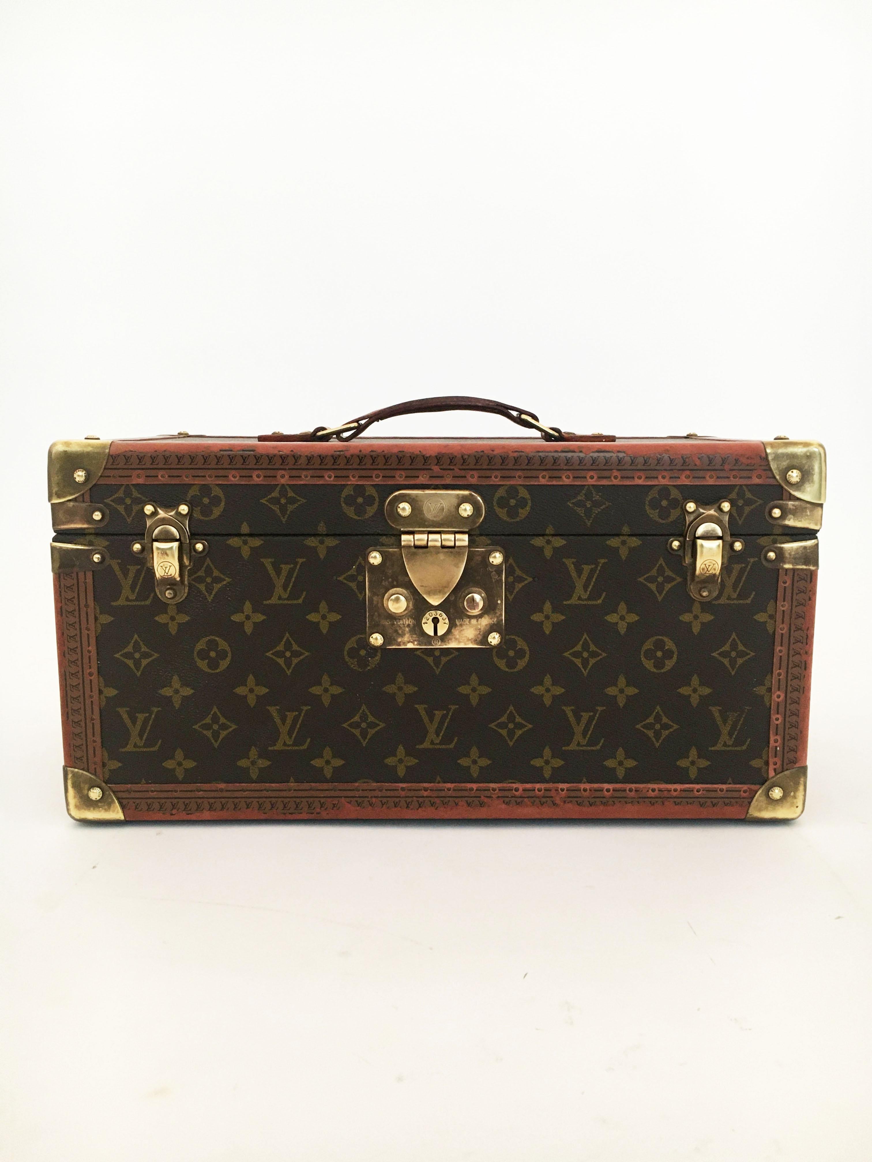 Original Boite Bouteilles or train case from Louis Vuitton, likely made in the 1990s. Made from their monogram canvas and trimmed in LV stamped coated leather, this piece is the current version of Louis Vuitton's Boite Bouteilles Et Glace/case with