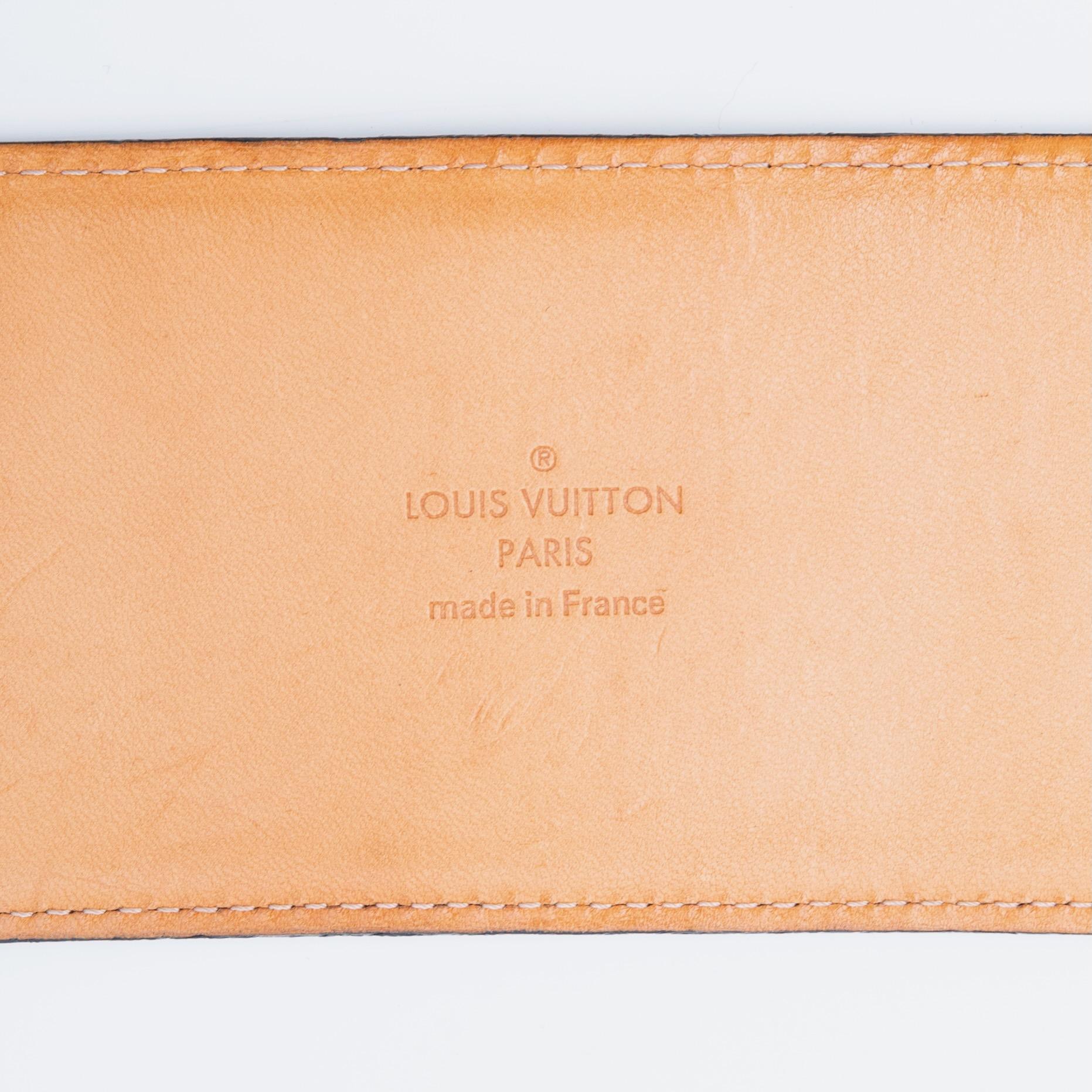 Ceinture Louis Vuitton vintage vert vernis avec initiales dorées et logo (taille 75/30) en vente 2