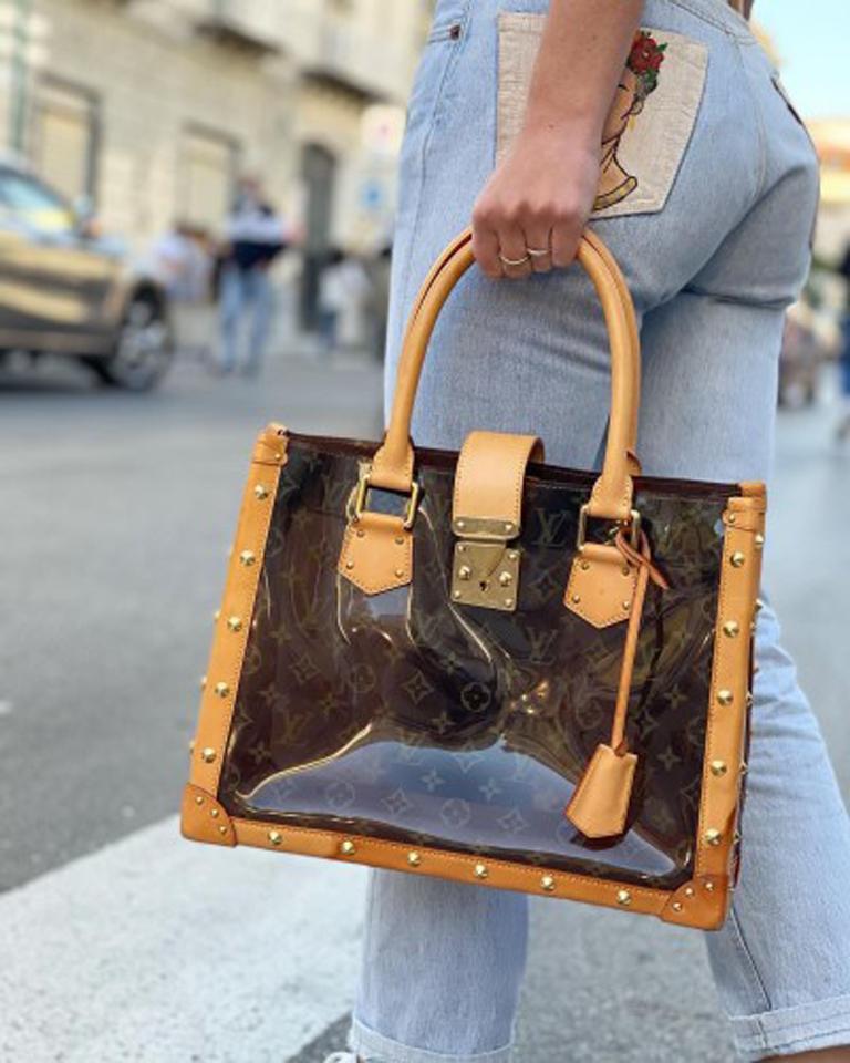 Louis Vuitton limited edition bag, Neo Cabas model, made of brown vinyl with cowhide inserts and golden hardware.

Equipped with an interlocking closure, very large internally.

Equipped with two shoulder handles in cowhide. Very good