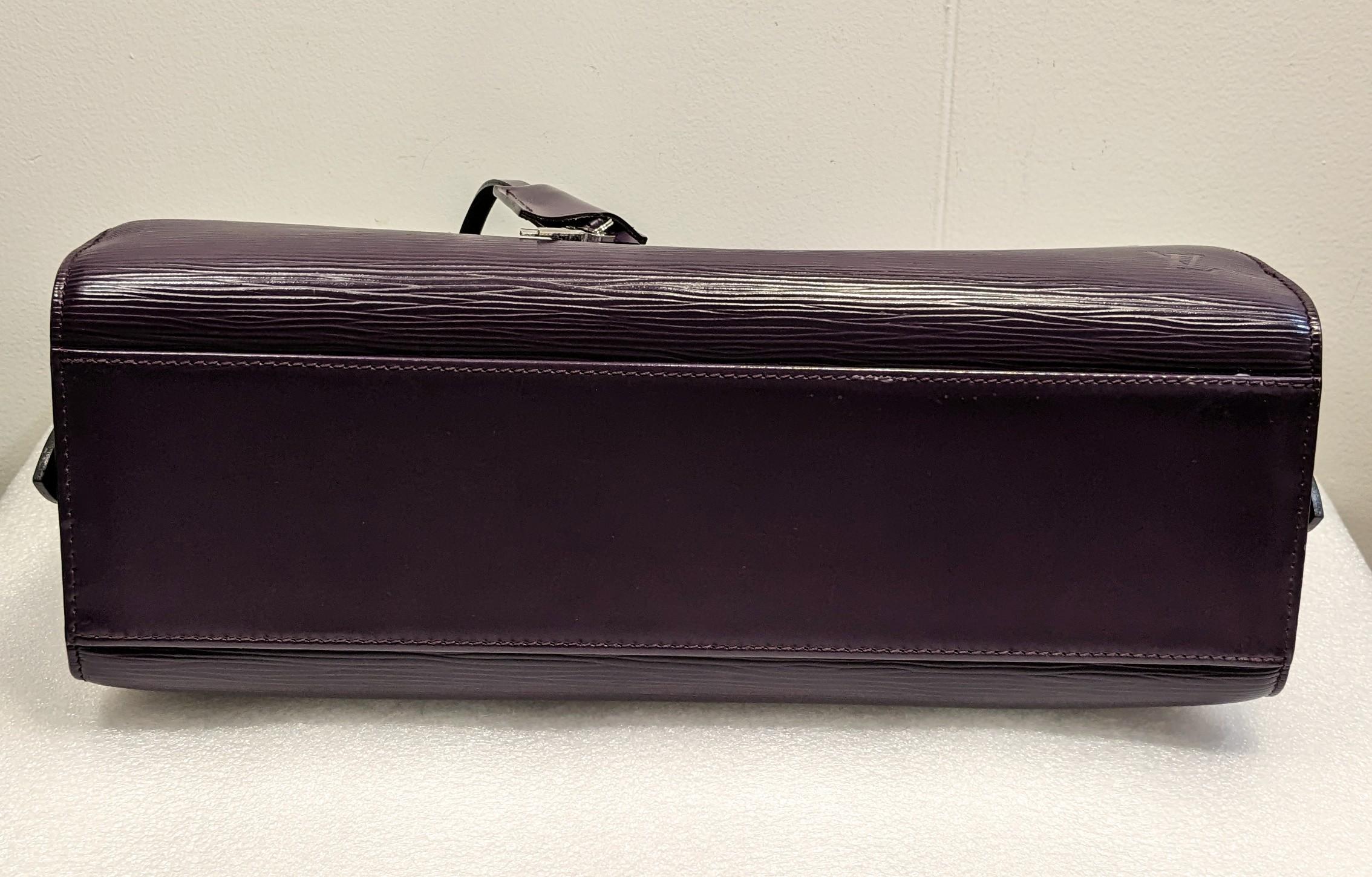 Louis Vuitton Purple Epi Patent Jasmine Bag

Louis Vuitton Violet Epi Patent Jasmine Bag. This handbag is made from Louis Vuitton's signature violet textured epi leather. The bag has leather top handles and is decorated with polished silver