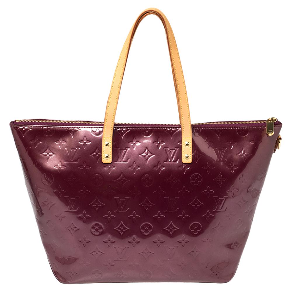 Introduced in 1998, this Louis Vuitton bag is simply functional and stylish. It has been crafted from Monogram Vernis leather and looks fabulous in its lustrous effect. The contrasting handles look equally graceful. A roomy interior has two slide