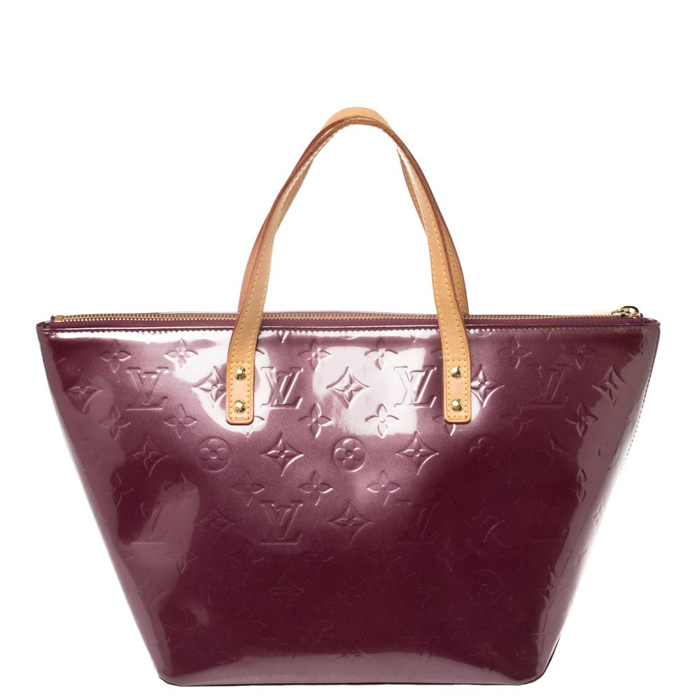 Looking for an every-day bag with just the right tinge of? Your quest ends here with this Bellevue from Louis Vuitton. Wonderfully crafted from monogram Vernis leather, the bag comes with two contrasting handles and a spacious fabric interior where