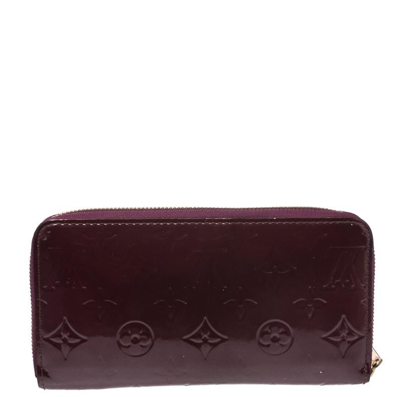 This Louis Vuitton Zippy wallet is conveniently designed for everyday use. Crafted from the brand's monogram Vernis, the wallet has a wide zip closure which opens to reveal multiple slots, leather-lined compartments and a zip pocket for you to