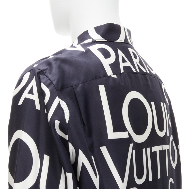 LOUIS VUITTON VIRGIL ABLOH Camisa con logotipo tipografía 100% seda blanco  marino L en venta en 1stDibs