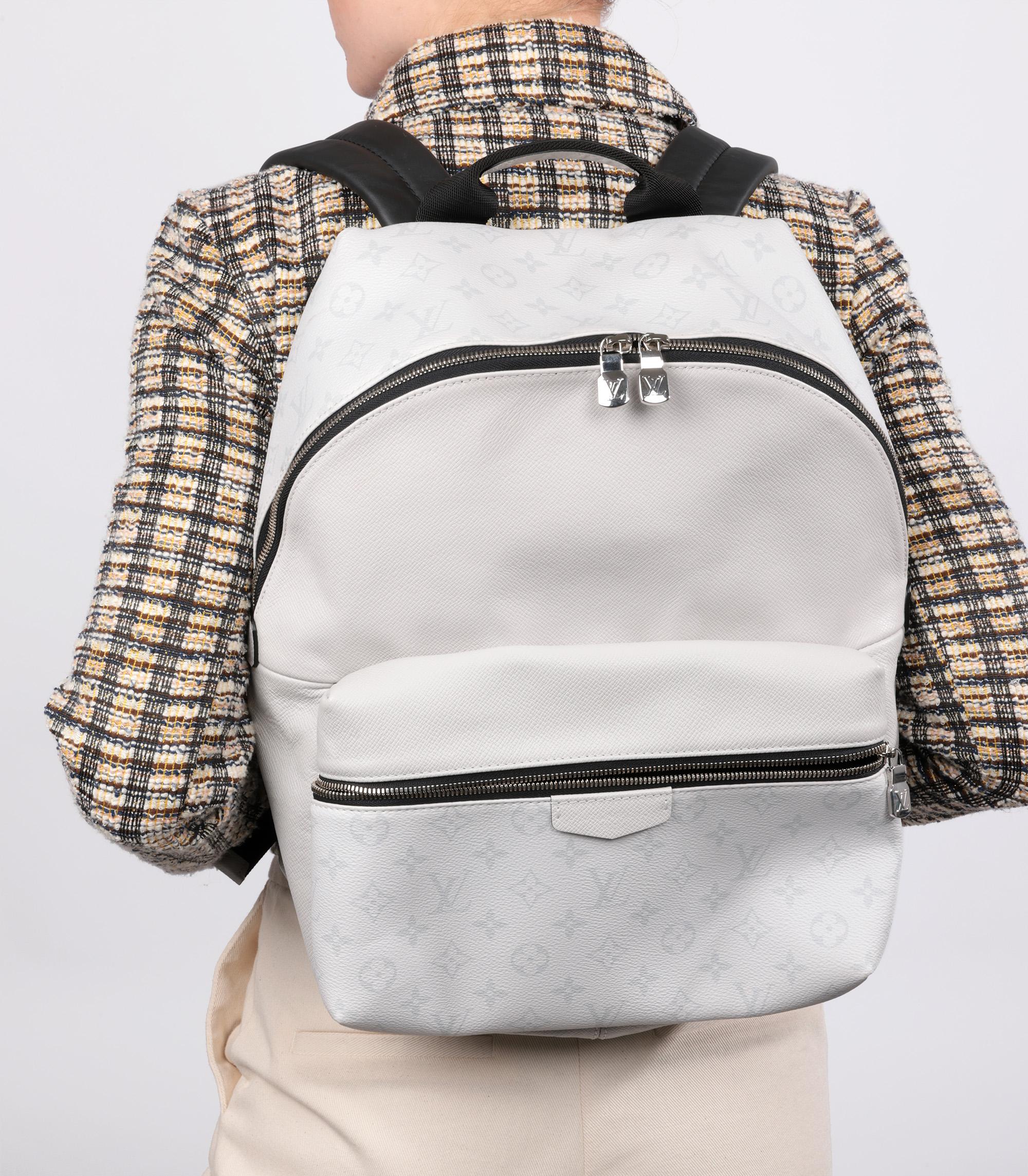 Louis Vuitton Optic White Coated Canvas & Taiga Leder Virgil Abloh Discovery Rucksack

Marke - Louis Vuitton
Modell- Discovery Rucksack
Produkttyp- Rucksack
Alter- Circa 2022
Begleitet von- Louis Vuitton Staubsaugerbeutel
Farbe - Weiß
Hardware-
