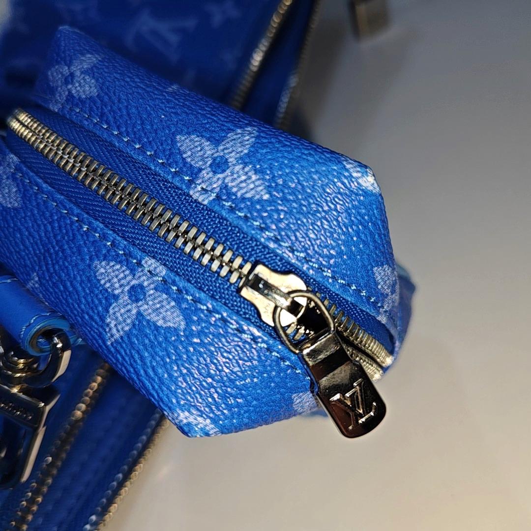 Louis Vuitton Virgil Abloh Keepall Bandouliere 50 Monogrammes Nuages Bleus en vente 12