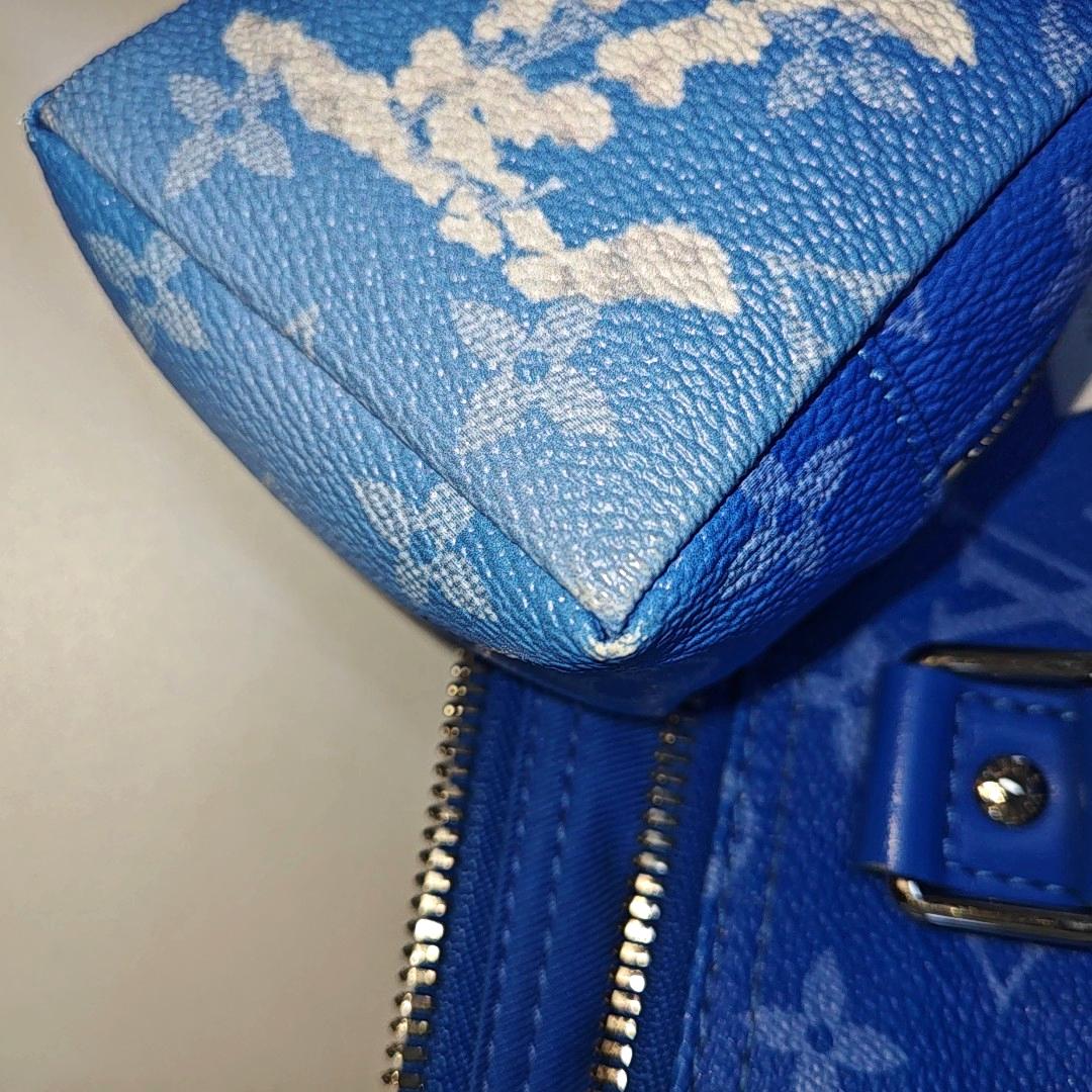 Louis Vuitton Virgil Abloh Keepall Bandouliere 50 Monogrammes Nuages Bleus en vente 14