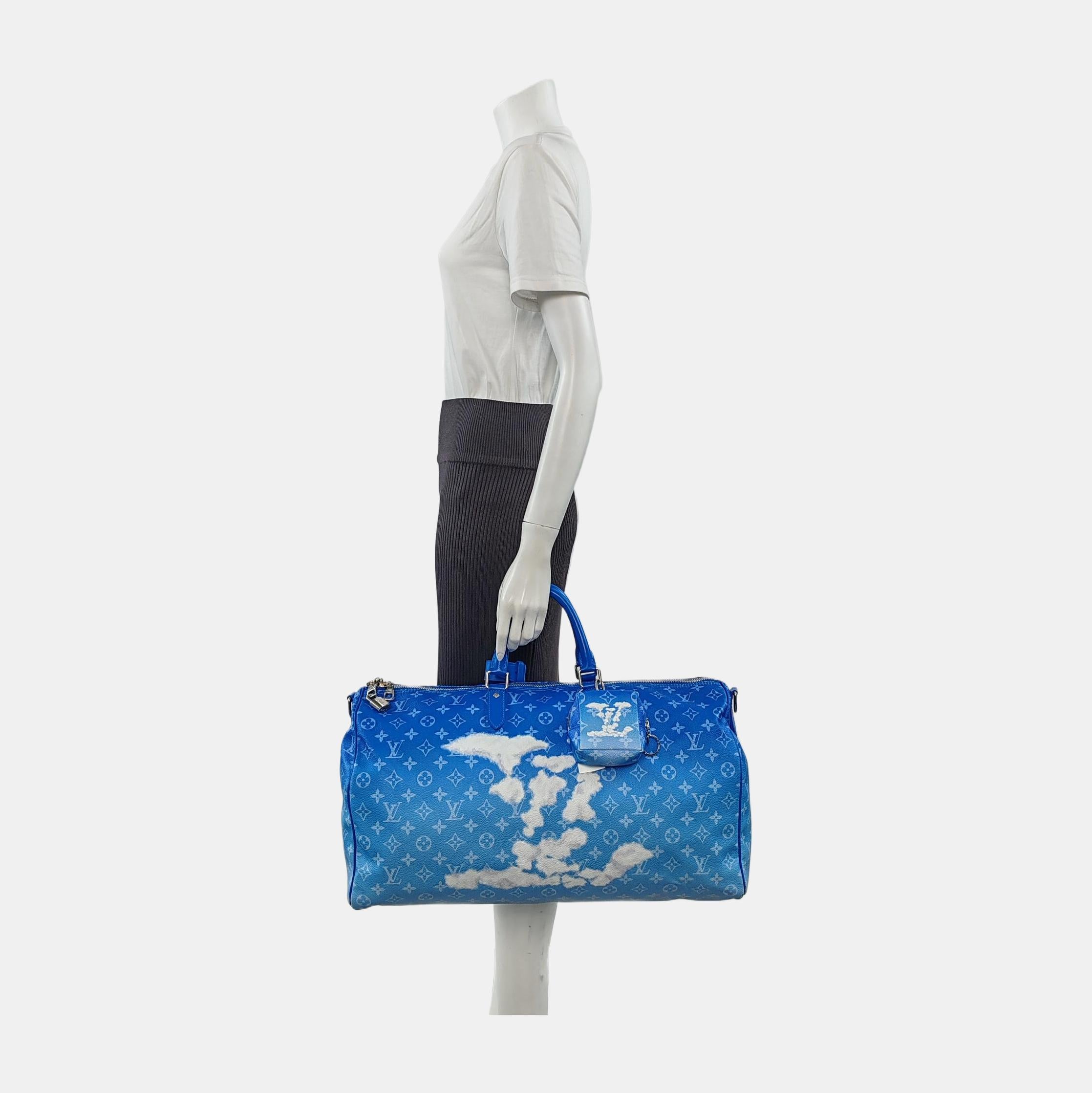 Louis Vuitton Virgil Abloh Keepall 50 Coates Coated Canvas Monograms Clouds Silver Hardware, 2020

ÉTAT : TRÈS BON

Signes d'usure modérés. Les coins, les côtés et les poignées sont frottés. Fissures sur la cire du manche. Taches sur la toile et à