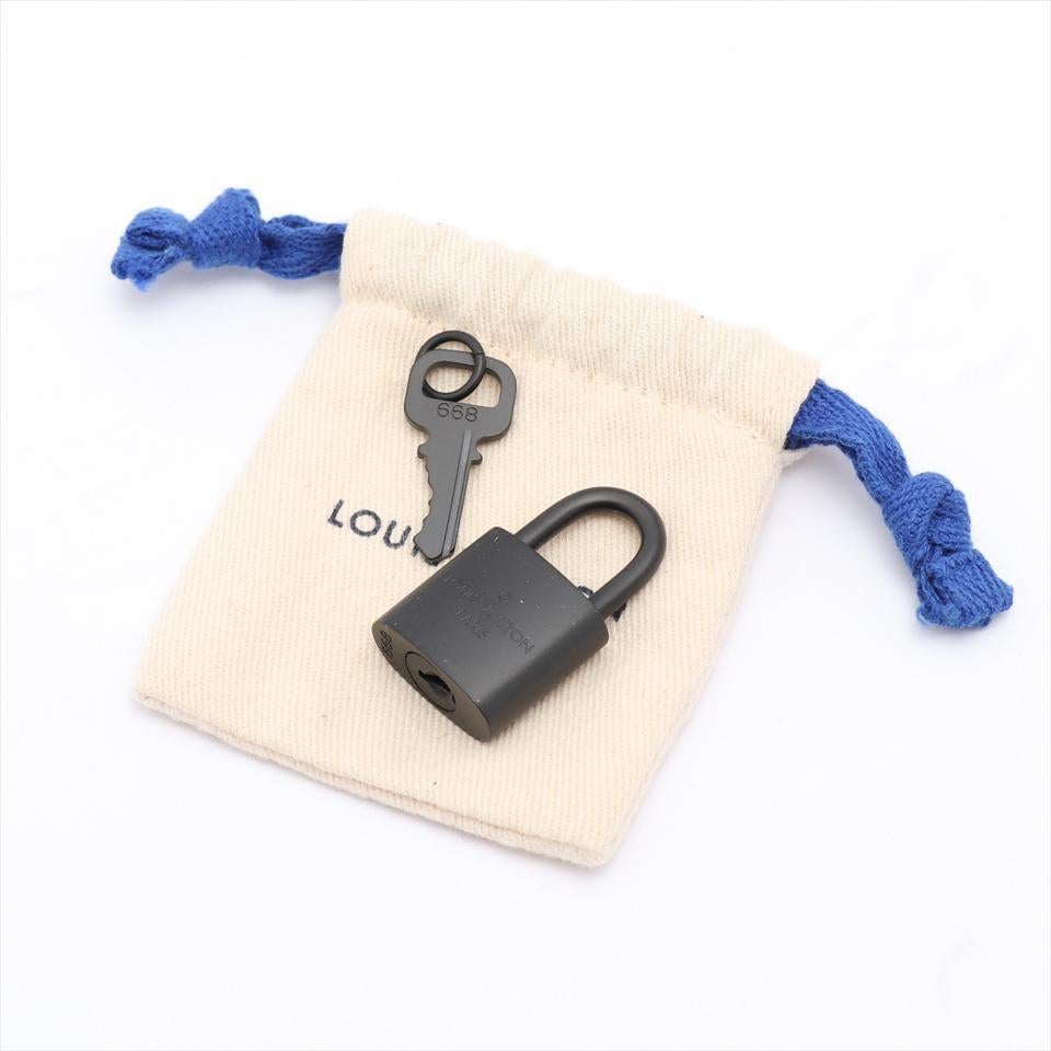 louis vuitton duffle bag with orange chain