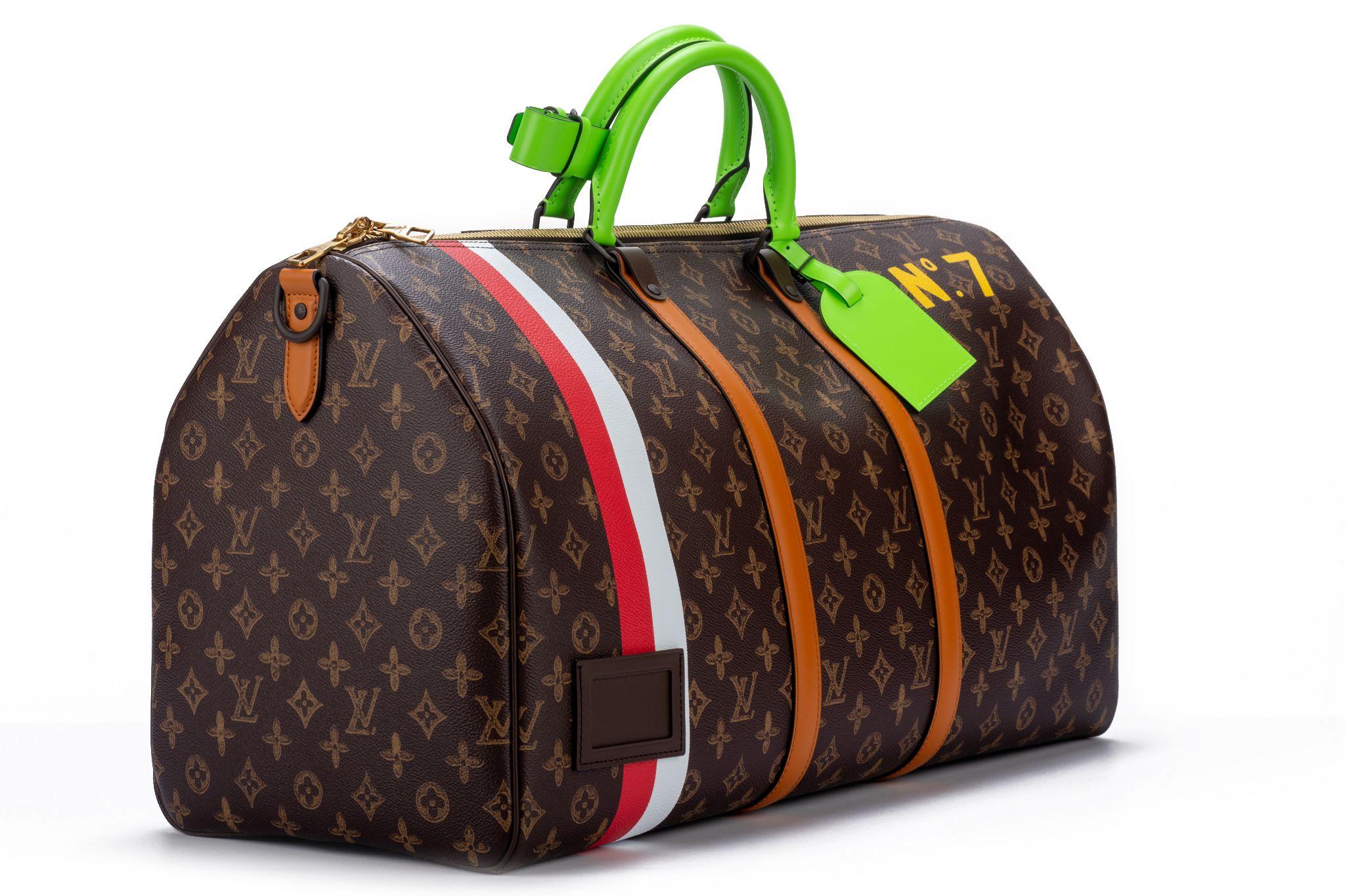 Faisant partie de l'animation Trunk L'Œil de Virgil Abloh, ce Keepall 55 est façonné en toile Monogram sur laquelle le motif présente un aspect irrégulier. Les bordures et la doublure en néon apportent une touche étonnamment contemporaine au design.