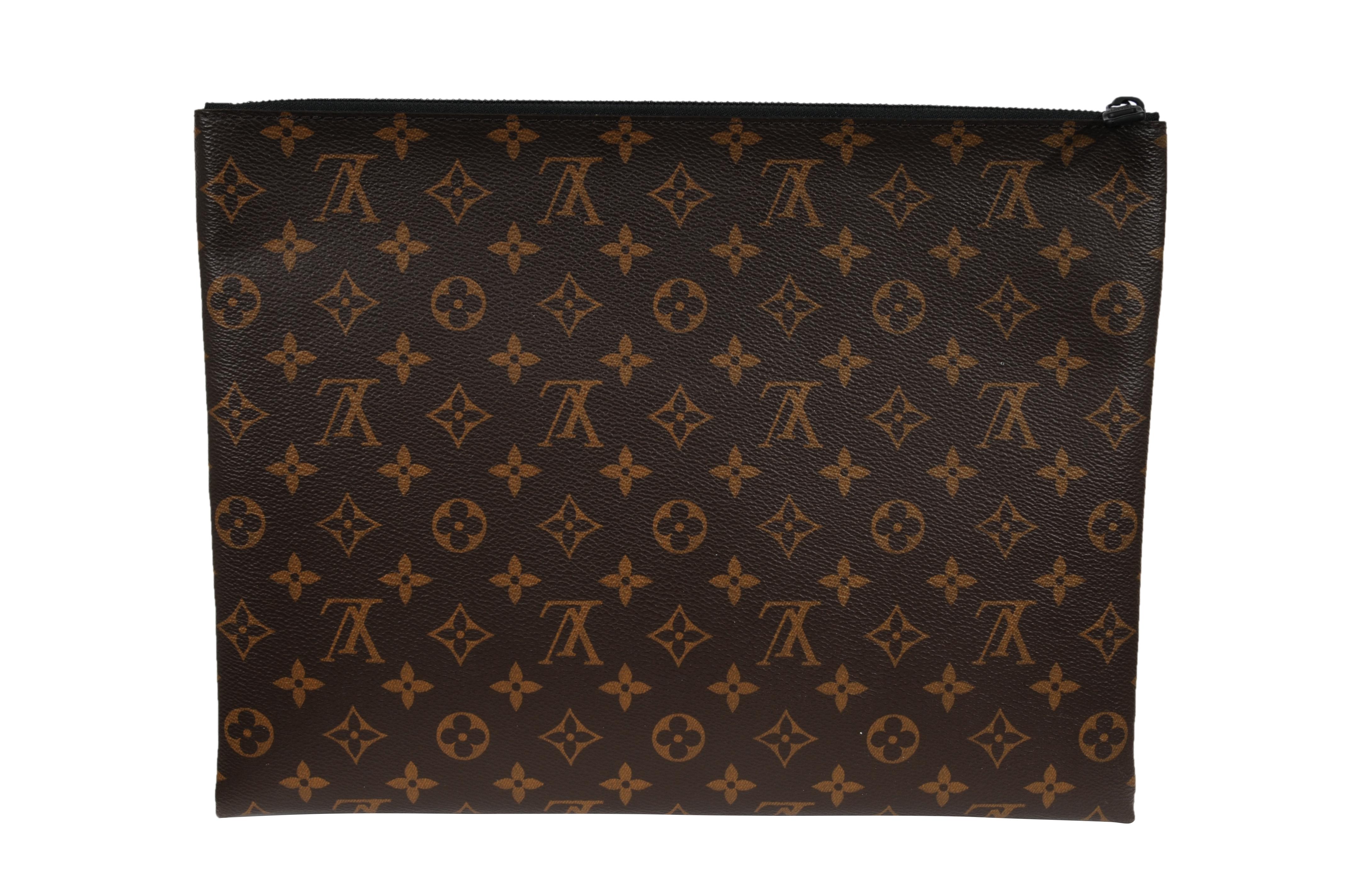 - Esterno in Monogram marrone

- Catena arancione

- Two zipped pockets



Condizioni: 

L'astuccio è in ottime condizioni e non presenta imperfezioni di rilievo. 



Misure: (approssimativamente in pollici) 

14 L x 10 H x 1 W