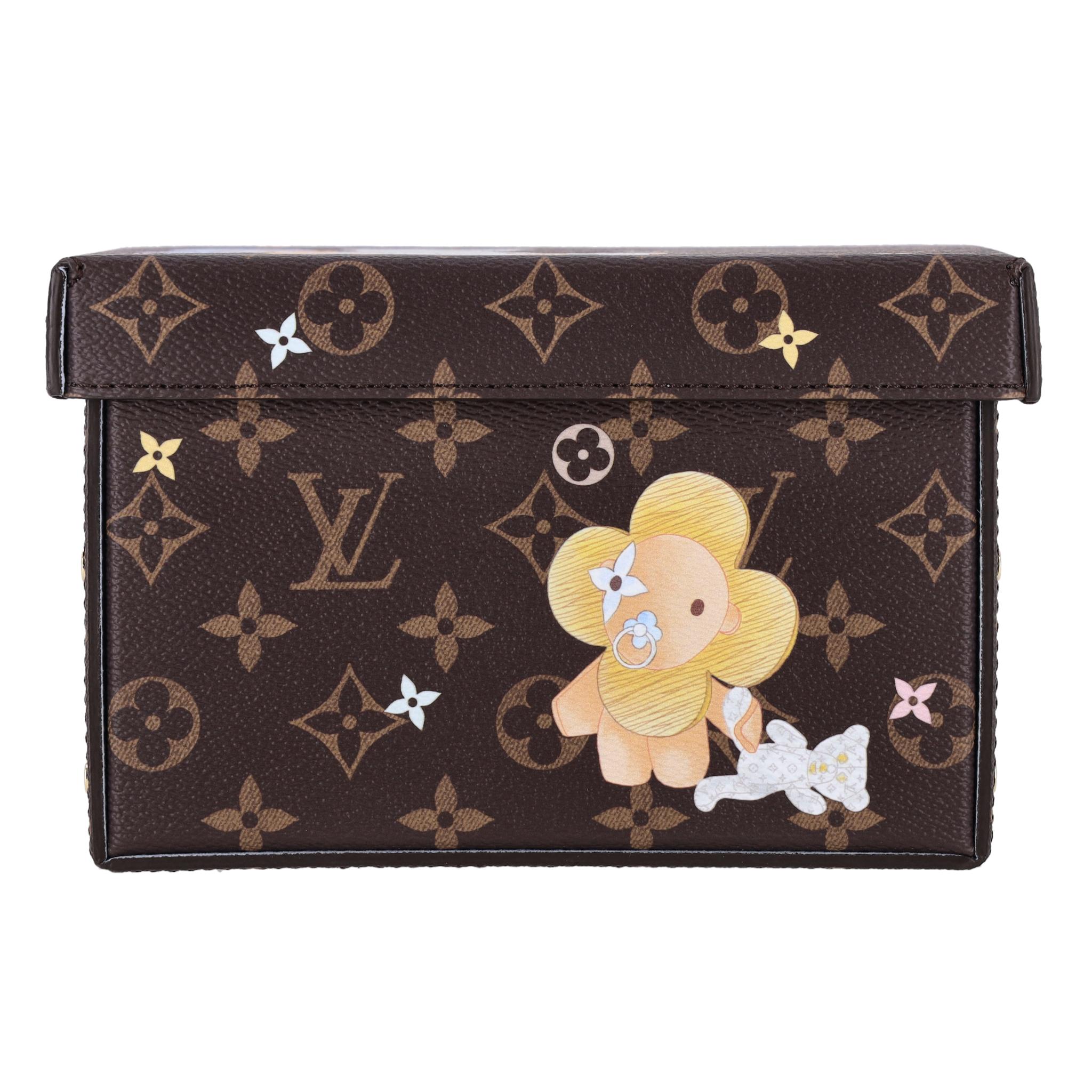 Brand New - Louis Vuitton Vivienne Triplets Monogram Coated Canvas Keepsake Cardboard Box

Brown keepsake box crafted of signature Monogram canvas with pastel illustrations of Vivienne as triplets.

Designed with a blue microfibre lining that