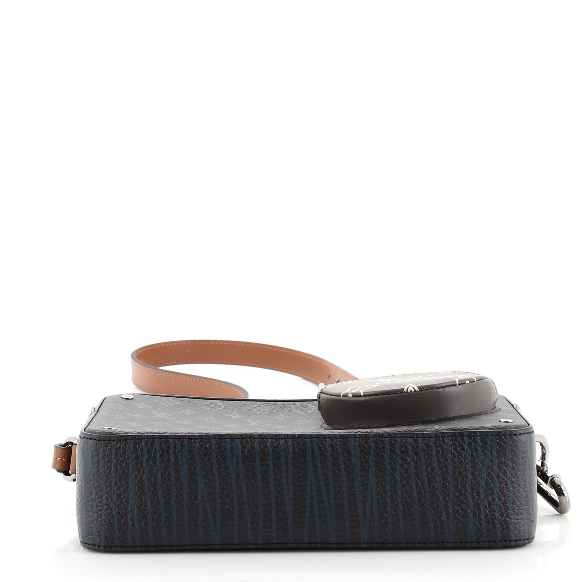 Tasche von Louis Vuitton Volga On Strap mit Monogramm Eclipse Canvas mit Monogramm Leder für Damen oder Herren