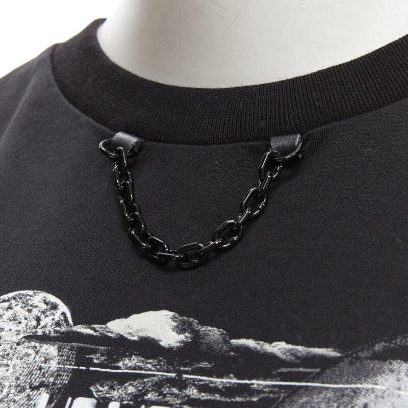 LOUIS VUITTON Volleyball Space graphic chain trimmed black cotton tshirt XS
Reference: AAWC/A00084
Brand: Louis Vuitton
Designer: Nicolas Ghesquiere
Material: Cotton
Color: Black
Pattern: Graphic
Extra Details: Ribbed crew neck with tonal chain