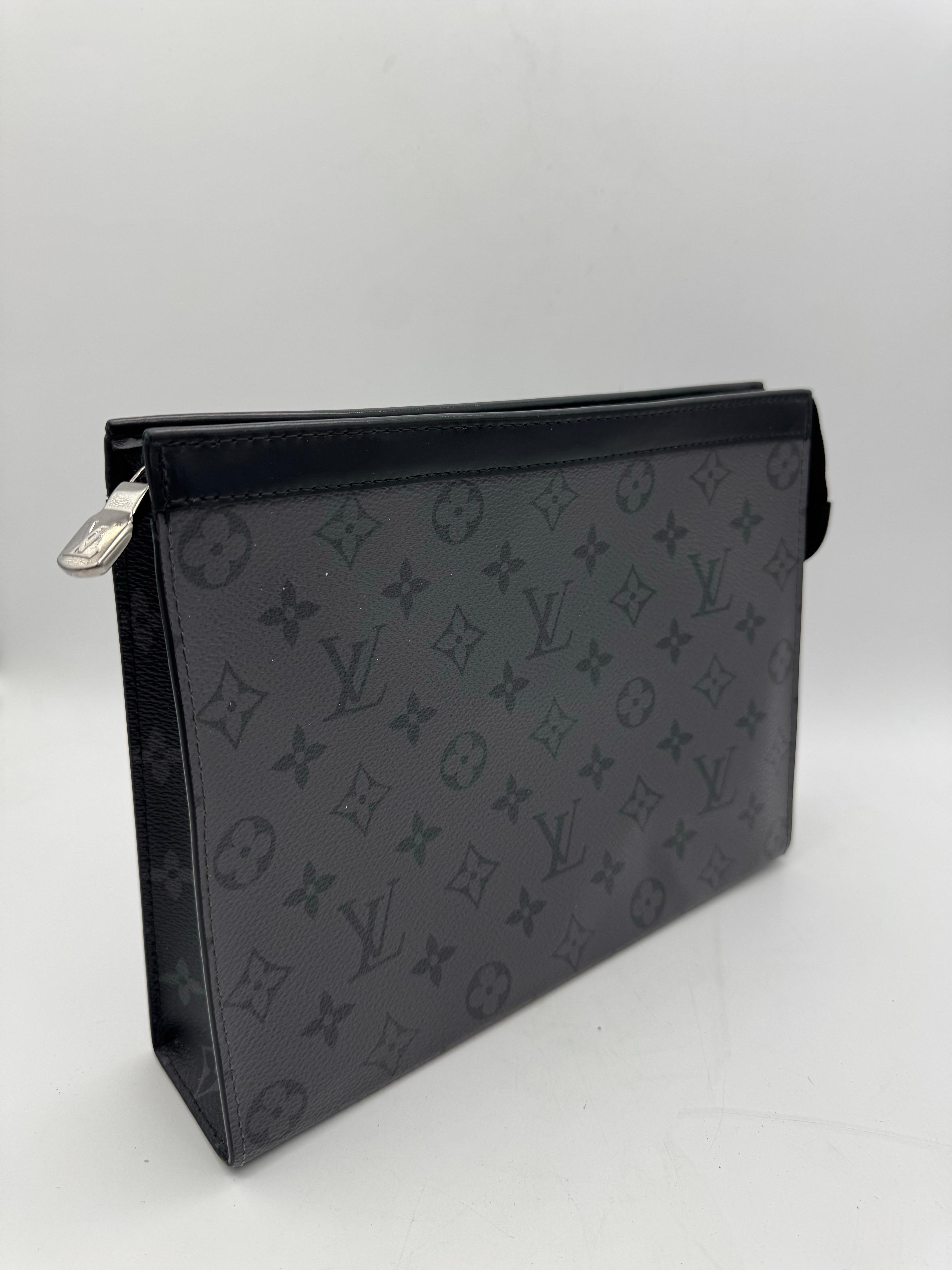 Pochette Louis Vuitton Voyage 
très bon état 